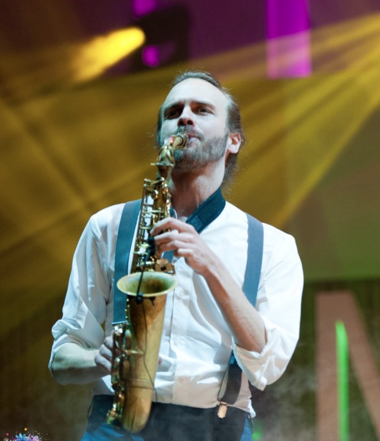 - Eventkraft hjälper gärna till vid arrangemang av bröllopsfester. Inte nog med att vi bokar artister och underhållning som kan bidra till en minnesvärd fest, vi har även en stor mängd utrustning som kan hyras för att förbättra festens förutsättningar.