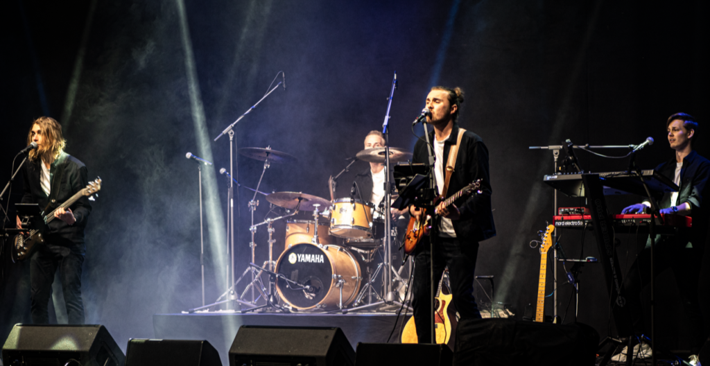 Kvartiåtta - Kvartiåtta är ett mångsidigt coverband från Halmstad med hela Sverige som sin arbetsplats. Kvartiåtta passar lika bra till en sittande middag som till den största nattklubben. I deras repertoar kan ni hitta allt från klassiska rock-låtar, de mest omtyckta radiohitsen, schlager och allt där emellan. 1 - Kvartiåtta är ett mångsidigt coverband från Halmstad med hela Sverige som sin arbetsplats. Kvartiåtta passar lika bra till en sittande middag som till den största nattklubben. I deras repertoar kan ni hitta allt från klassiska rock-låtar, de mest omtyckta radiohitsen, schlager och allt där emellan.