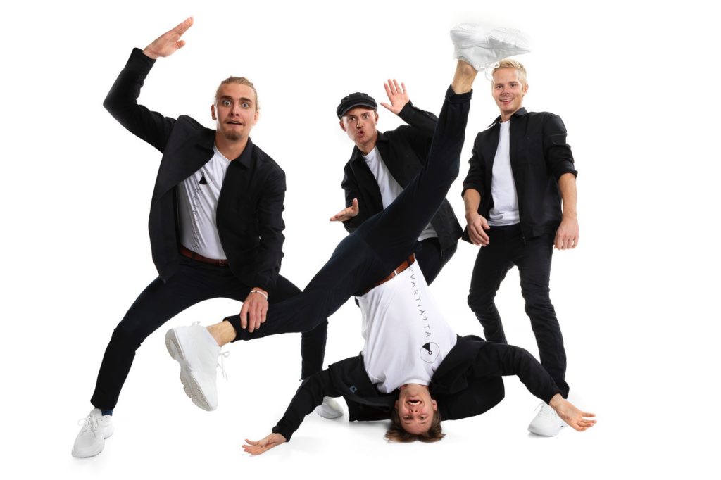 Kvartiåtta - Kvartiåtta är ett mångsidigt coverband från Halmstad med hela Sverige som sin arbetsplats. Kvartiåtta passar lika bra till en sittande middag som till den största nattklubben. I deras repertoar kan ni hitta allt från klassiska rock-låtar, de mest omtyckta radiohitsen, schlager och allt där emellan. 2 - Kvartiåtta är ett mångsidigt coverband från Halmstad med hela Sverige som sin arbetsplats. Kvartiåtta passar lika bra till en sittande middag som till den största nattklubben. I deras repertoar kan ni hitta allt från klassiska rock-låtar, de mest omtyckta radiohitsen, schlager och allt där emellan.