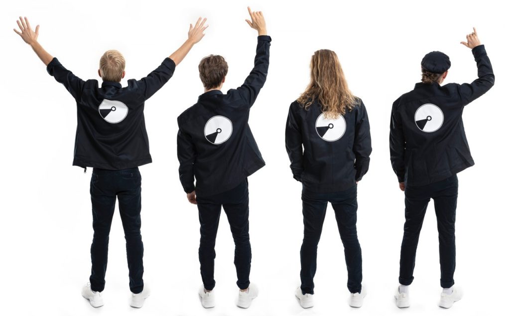 Kvartiåtta - Kvartiåtta är ett mångsidigt coverband från Halmstad med hela Sverige som sin arbetsplats. Kvartiåtta passar lika bra till en sittande middag som till den största nattklubben. I deras repertoar kan ni hitta allt från klassiska rock-låtar, de mest omtyckta radiohitsen, schlager och allt där emellan. 3 - Kvartiåtta är ett mångsidigt coverband från Halmstad med hela Sverige som sin arbetsplats. Kvartiåtta passar lika bra till en sittande middag som till den största nattklubben. I deras repertoar kan ni hitta allt från klassiska rock-låtar, de mest omtyckta radiohitsen, schlager och allt där emellan.