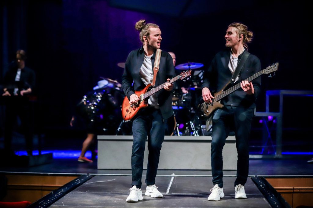 Kvartiåtta - Kvartiåtta är ett mångsidigt coverband från Halmstad med hela Sverige som sin arbetsplats. Kvartiåtta passar lika bra till en sittande middag som till den största nattklubben. I deras repertoar kan ni hitta allt från klassiska rock-låtar, de mest omtyckta radiohitsen, schlager och allt där emellan. 4 - Kvartiåtta är ett mångsidigt coverband från Halmstad med hela Sverige som sin arbetsplats. Kvartiåtta passar lika bra till en sittande middag som till den största nattklubben. I deras repertoar kan ni hitta allt från klassiska rock-låtar, de mest omtyckta radiohitsen, schlager och allt där emellan.