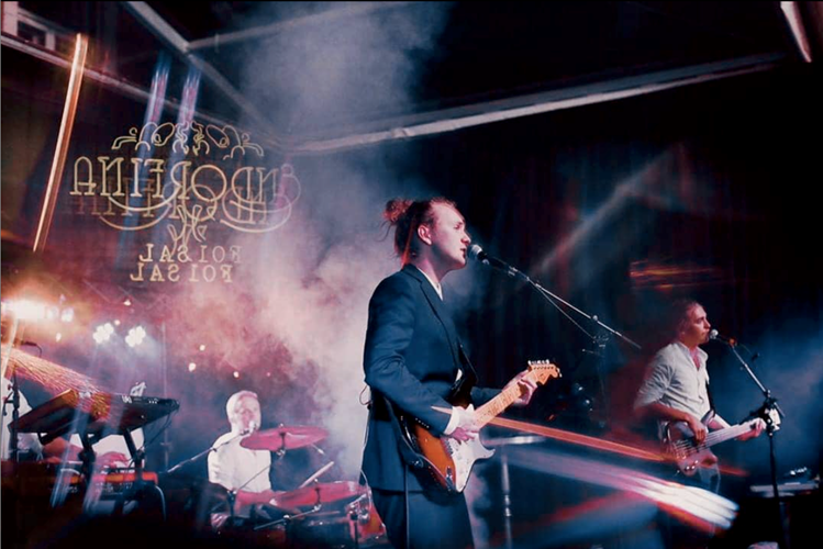 5 - Eventkraft hjälper gärna till vid arrangemang av bröllopsfester. Inte nog med att vi bokar artister och underhållning som kan bidra till en minnesvärd fest, vi har även en stor mängd utrustning som kan hyras för att förbättra festens förutsättningar.