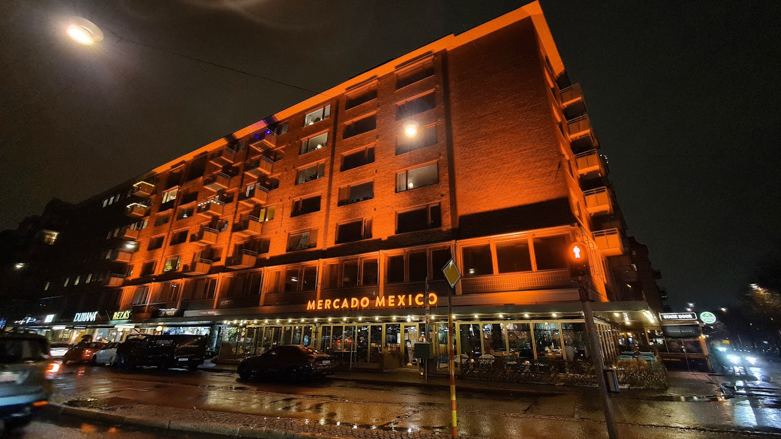 OrangeDay2021 familjebostader Eventkraft fasadbelysning 3 - Belysning av byggnader, parker, monument m.m. blir allt vanligare i samband med teknikens utveckling och nya miljövänliga alternativ av ljuskällor som LED.