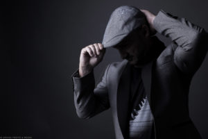 PM 1 WEBB kopia - Sedan 2001 har Morgan turnerat världen över som musiker med sitt koncept pianobar. Allt är live – låter som ett fullband – och det är endast Morgan! Under tiden han håller koll på att gästerna har det som allra bäst spelar han aktivt bas, trummaskin och klaviatur samtidigt som han sjunger. Som extra grädde på moset är detaljerna dessutom på plats – ordentligt bra högtalarsystem, snyggt ljus och hans omtalade flygel-look ger verkligen det där extra för helheten man inte kan tacka nej till.
Med Morgan kan du boka allt från soft mingelmusik till mingel eller middag, till den ösigaste festen du sällan upplevt. Repertoaren är oerhört bred, från de tidigaste tidlösa klassikerna till
den mer moderna hitsen från idag. Varje uppdrag skräddarsys baserat på förutsättningar och erfarenhet. Hör av dig redan idag och boka Morgan för att ge ditt evenemang det där extra det förtjänar. Jag vill veta mer