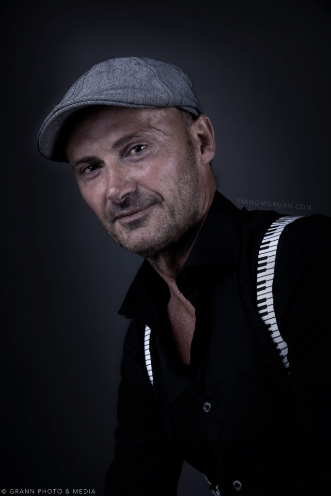 Morgan Liljestam – Pianist - Sedan 2001 har Morgan turnerat världen över som musiker med sitt koncept pianobar. Allt är live – låter som ett fullband – och det är endast Morgan! Under tiden han håller koll på att gästerna har det som allra bäst spelar han aktivt bas, trummaskin och klaviatur samtidigt som han sjunger. Som extra grädde på moset är detaljerna dessutom på plats – ordentligt bra högtalarsystem, snyggt ljus och hans omtalade flygel-look ger verkligen det där extra för helheten man inte kan tacka nej till.
Med Morgan kan du boka allt från soft mingelmusik till mingel eller middag, till den ösigaste festen du sällan upplevt. Repertoaren är oerhört bred, från de tidigaste tidlösa klassikerna till
den mer moderna hitsen från idag. Varje uppdrag skräddarsys baserat på förutsättningar och erfarenhet. Hör av dig redan idag och boka Morgan för att ge ditt evenemang det där extra det förtjänar. Jag vill veta mer PM 2 WEBB kopia - Sedan 2001 har Morgan turnerat världen över som musiker med sitt koncept pianobar. Allt är live – låter som ett fullband – och det är endast Morgan! Under tiden han håller koll på att gästerna har det som allra bäst spelar han aktivt bas, trummaskin och klaviatur samtidigt som han sjunger. Som extra grädde på moset är detaljerna dessutom på plats – ordentligt bra högtalarsystem, snyggt ljus och hans omtalade flygel-look ger verkligen det där extra för helheten man inte kan tacka nej till.
Med Morgan kan du boka allt från soft mingelmusik till mingel eller middag, till den ösigaste festen du sällan upplevt. Repertoaren är oerhört bred, från de tidigaste tidlösa klassikerna till
den mer moderna hitsen från idag. Varje uppdrag skräddarsys baserat på förutsättningar och erfarenhet. Hör av dig redan idag och boka Morgan för att ge ditt evenemang det där extra det förtjänar. Jag vill veta mer