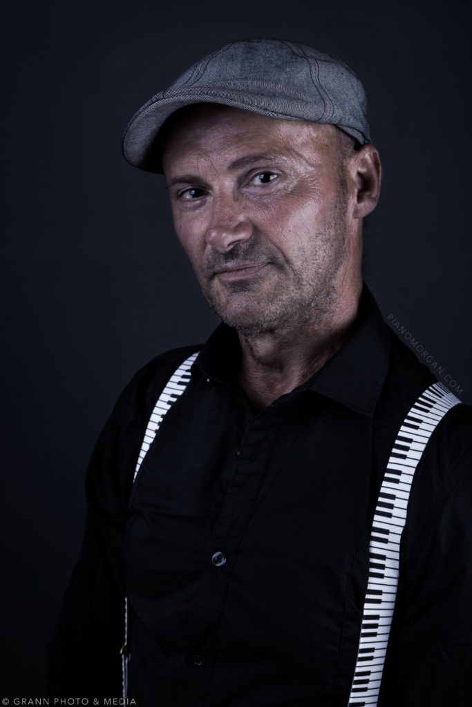 Morgan Liljestam – Pianist - Sedan 2001 har Morgan turnerat världen över som musiker med sitt koncept pianobar. Allt är live – låter som ett fullband – och det är endast Morgan! Under tiden han håller koll på att gästerna har det som allra bäst spelar han aktivt bas, trummaskin och klaviatur samtidigt som han sjunger. Som extra grädde på moset är detaljerna dessutom på plats – ordentligt bra högtalarsystem, snyggt ljus och hans omtalade flygel-look ger verkligen det där extra för helheten man inte kan tacka nej till.
Med Morgan kan du boka allt från soft mingelmusik till mingel eller middag, till den ösigaste festen du sällan upplevt. Repertoaren är oerhört bred, från de tidigaste tidlösa klassikerna till
den mer moderna hitsen från idag. Varje uppdrag skräddarsys baserat på förutsättningar och erfarenhet. Hör av dig redan idag och boka Morgan för att ge ditt evenemang det där extra det förtjänar. Jag vill veta mer PM 4 WEBB kopia - Sedan 2001 har Morgan turnerat världen över som musiker med sitt koncept pianobar. Allt är live – låter som ett fullband – och det är endast Morgan! Under tiden han håller koll på att gästerna har det som allra bäst spelar han aktivt bas, trummaskin och klaviatur samtidigt som han sjunger. Som extra grädde på moset är detaljerna dessutom på plats – ordentligt bra högtalarsystem, snyggt ljus och hans omtalade flygel-look ger verkligen det där extra för helheten man inte kan tacka nej till.
Med Morgan kan du boka allt från soft mingelmusik till mingel eller middag, till den ösigaste festen du sällan upplevt. Repertoaren är oerhört bred, från de tidigaste tidlösa klassikerna till
den mer moderna hitsen från idag. Varje uppdrag skräddarsys baserat på förutsättningar och erfarenhet. Hör av dig redan idag och boka Morgan för att ge ditt evenemang det där extra det förtjänar. Jag vill veta mer