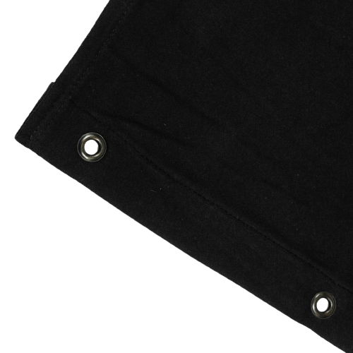 Scenmolton Svart - Backdrop - Scenmolton är klassiker när det gäller scentextil och ljudabsorbering. Moltontyget är kraftigt och flamskyddat med en vikt på hela 300-330 g/m². Scenmolton används till att täcka in scener, klä in montrar, till bakgrund för fotografering, ljudabsorbering samt dekor, men även för att reglera akustik och ljudabsorbera i kontor och andra öppna ytor. Scenmolton Svart - Backdrop