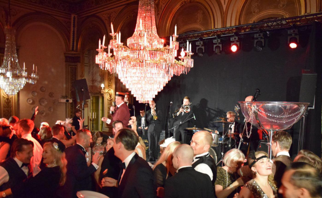 PHOTO 2022 02 24 08 59 31 kopiera - En knapp vecka efter beskedet om slopade pandemi-restriktioner (ÄNTLIGEN), så släppte vi loss Frank Martini på scen under en fantastisk privat fest på herrklubben Sällskapet i Stockholm.