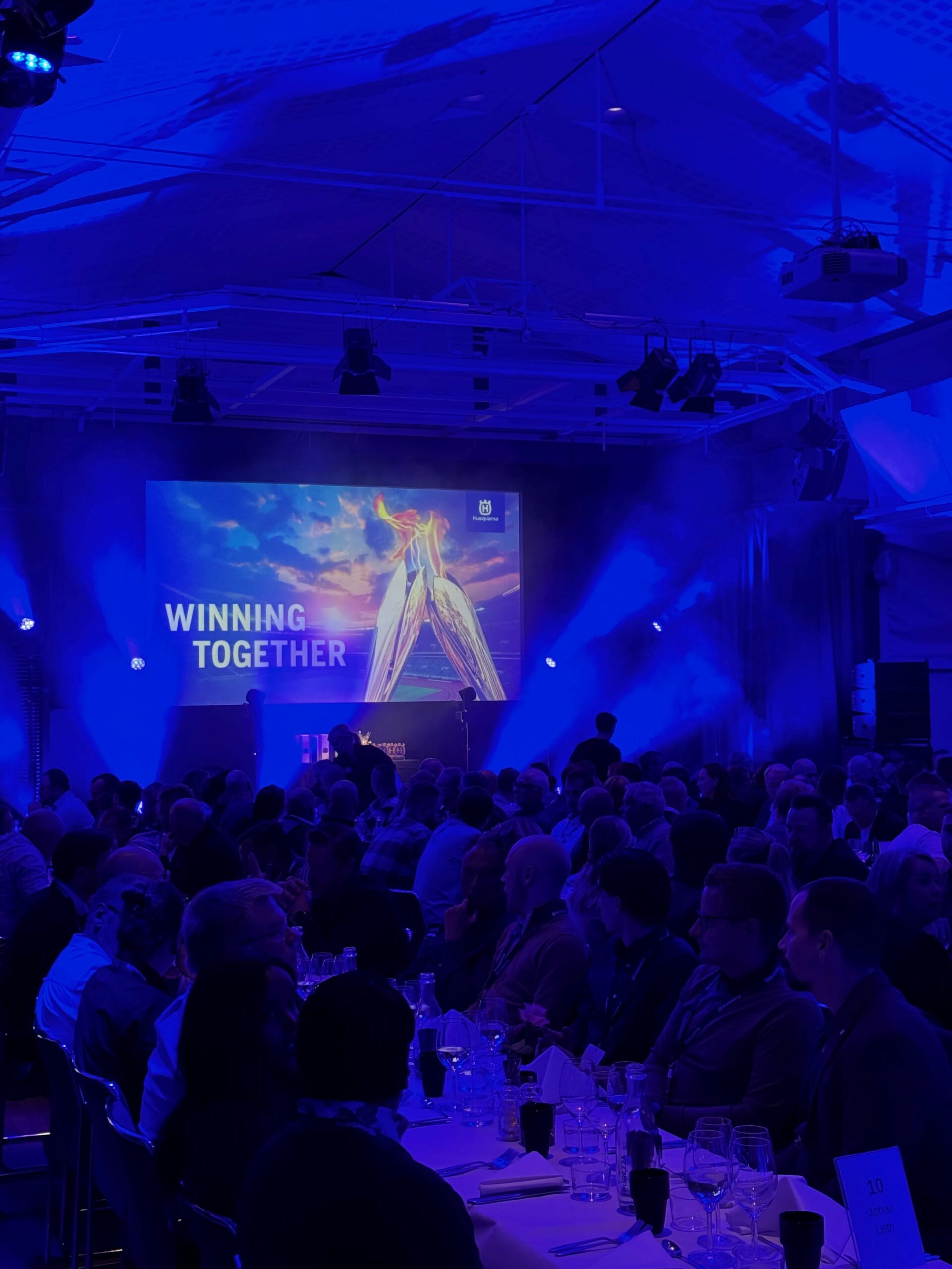 4 scaled - En bolagsstämma, eller årsstämma som det också kallas, kan arrangeras i många olika miljöer. Hos Eventkraft hittar du allt du behöver för att skapa en bra inramning oavsett vilken lokal det gäller. Vi har effektiva hjälpmedel för att  förmedla ett tydligt budskap under stämman – så att man ser och hör på bästa sätt. Vi är vana att jobba i allt från idrottsarenor, mässhallar, konferenslokaler, aulor och fabrikslokaler i dessa sammanhang.