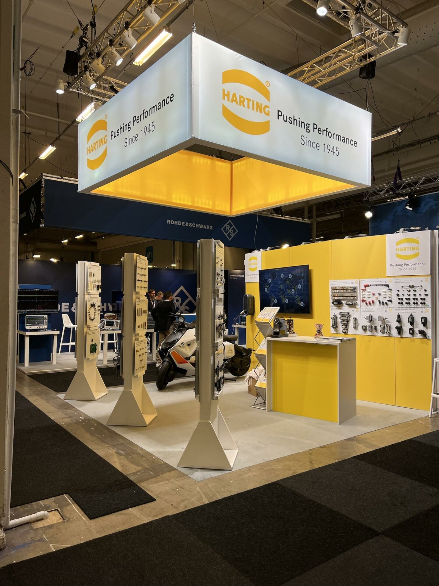 9 YsZUGZf - I vår hyrshop finns all typ av utrustning till din monter. Kontakta oss för att höra mer om hur vi kan hjälpa dig.