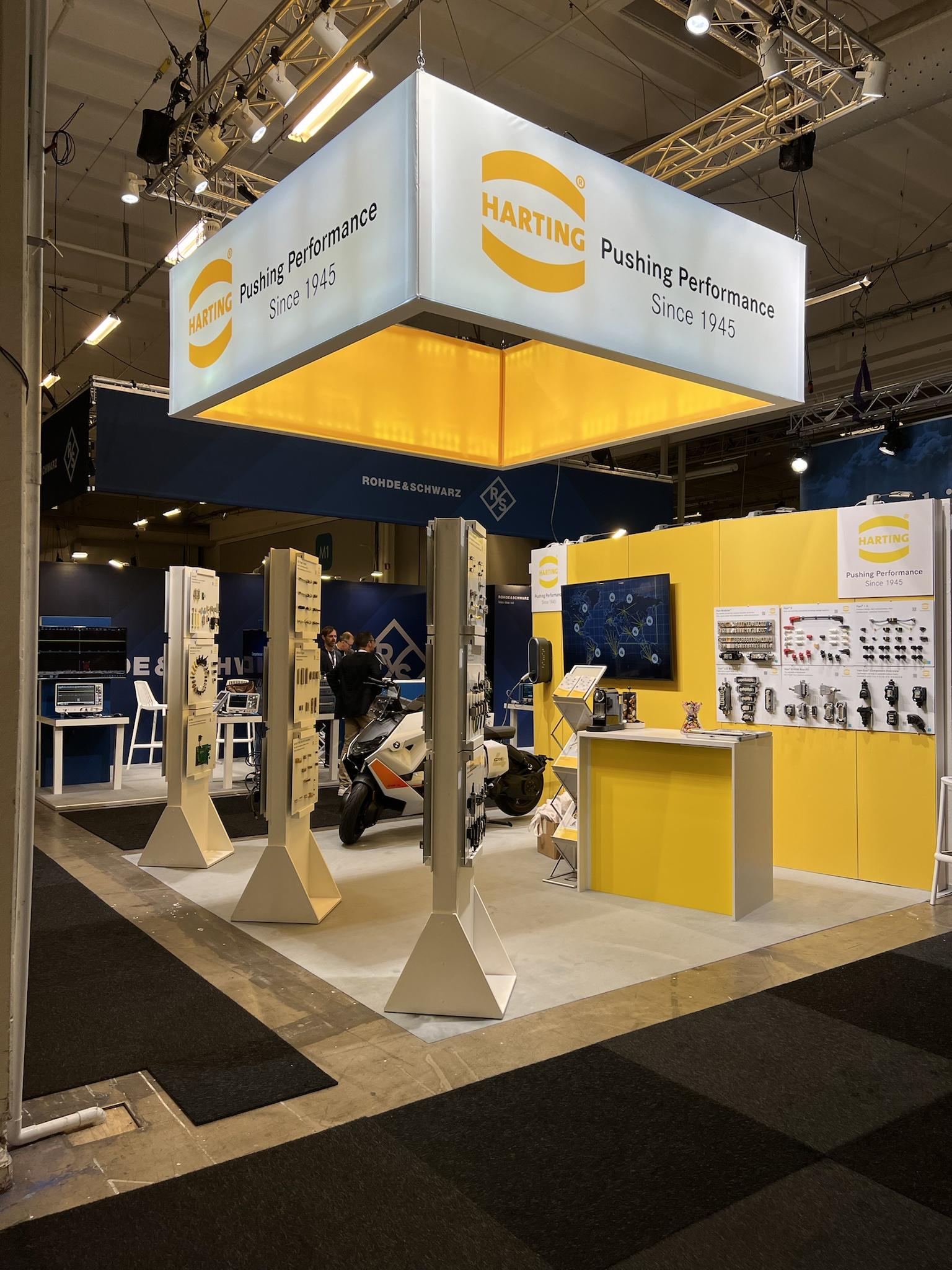 9 YsZUGZf - I vår hyrshop finns all typ av utrustning till din monter. Kontakta oss för att höra mer om hur vi kan hjälpa dig.