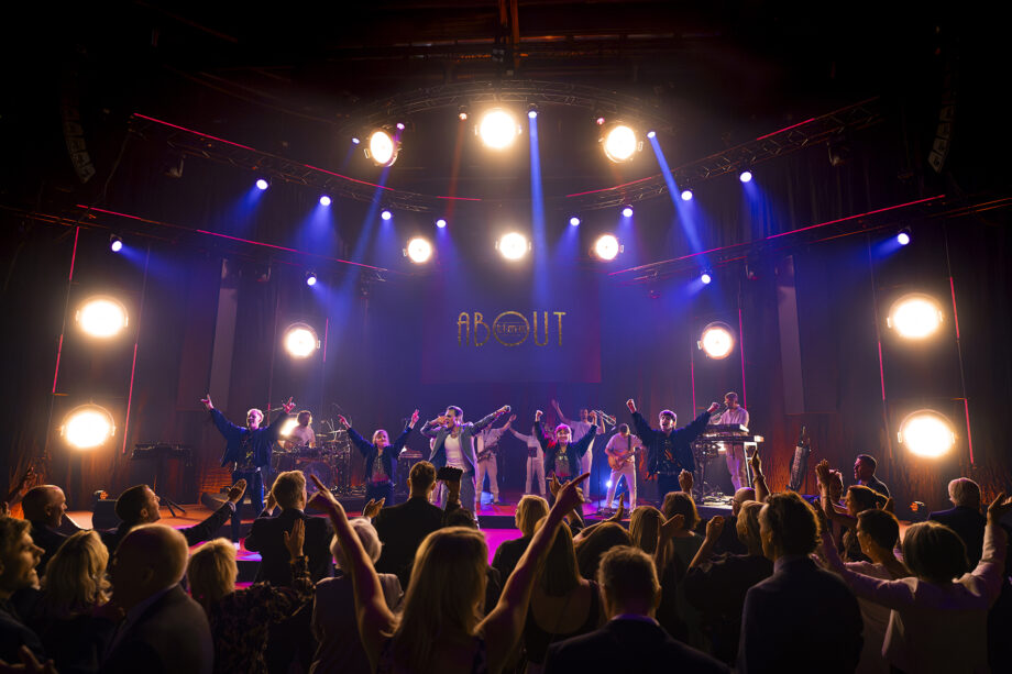 About Time 1 - About Time är ett av Sveriges mest eftertraktade showband, kända för sin energi, sitt lyxiga sound och sin förmåga att skapa magiska liveupplevelser. Med musiker och dansare i världsklass och en blåssektion som får taket att lyfta, skapar bandet shower där varje låt framförs på ett sätt du aldrig hört förut.