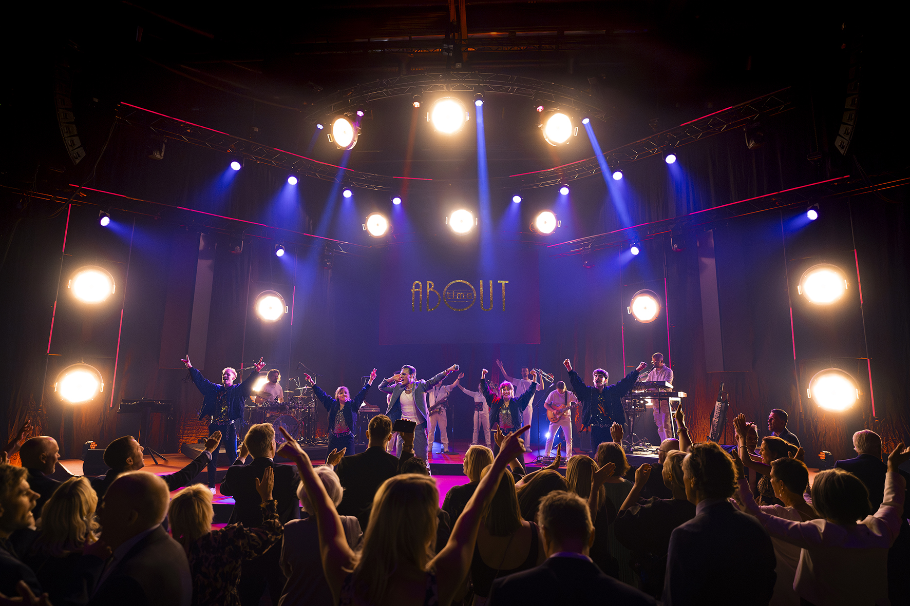 About Time 1 - Med över 30 års erfarenhet inom musikbranschen – från låtskrivande och artistsamarbeten till framträdanden i både små och stora sammanhang – har Karl Martindahl utvecklat en unik förmåga att både underhålla och beröra. Hansmusikaliska resa har tagit honom genom några av Sveriges största tv-produktioner som Melodifestivalen, Så ska det låta, Doobidoo, Bingolotto, insamlingsgalor och Fame Factory, för att nämna några. 