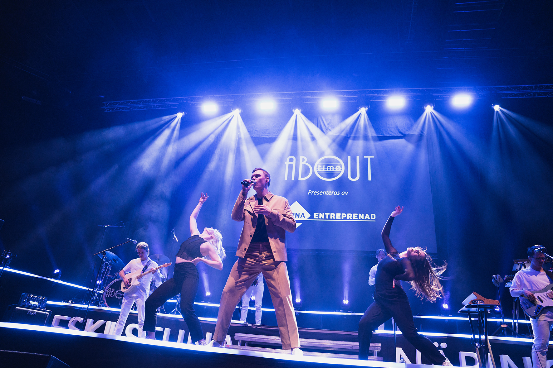 About Time 3 - Komplett teknisk uthyrning för festivaler – inomhus och utomhus. Vi hyr ut mobila scener i olika storlekar och all teknik du behöver för en lyckad festival: PA-system, monitorer, mixerbord, trådlösa mikrofoner, rörliga lampor, LED-skärmar, pyroteknik och mycket mer.