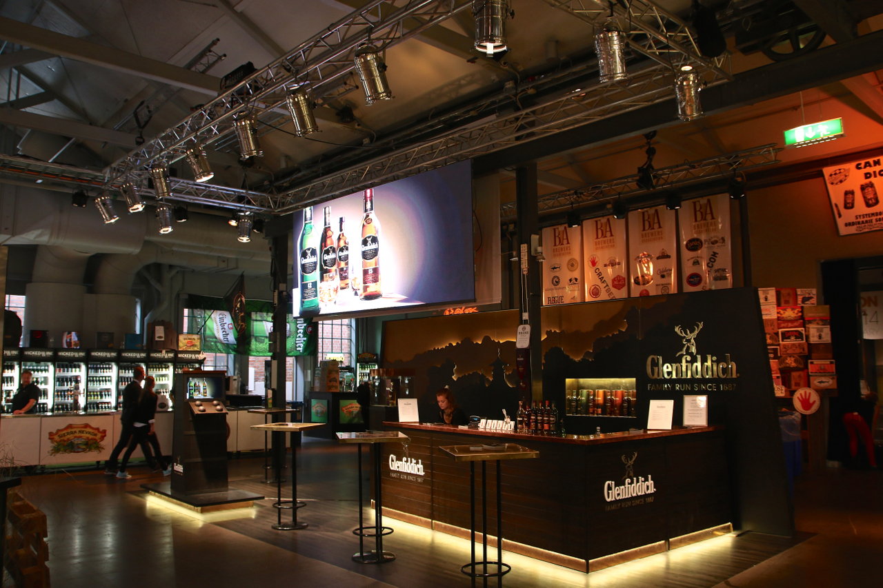 Beer Whiskey 2014 foto Johnny T ME3DIA 124 - I vår hyrshop finns all typ av utrustning till din monter. Kontakta oss för att höra mer om hur vi kan hjälpa dig.