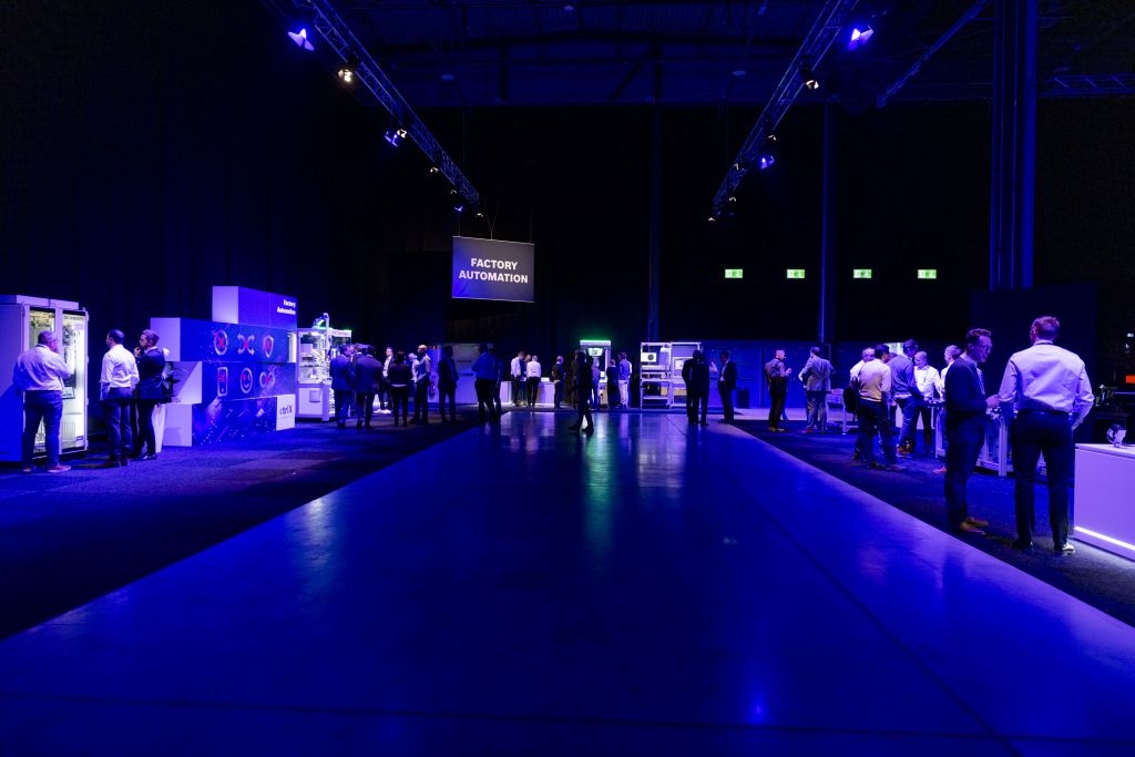 BoschRexroth 5 dec 2023 Fotograf Karin Boo 35 1024x683 3 - I början av december gjorde vi på uppdrag av och tillsammans med Ratius ett trevligt B2B-event på Scandinavian Expo Arlanda. Bosch bjöd in sina största svenska kunder till en intern mässa för att visa upp sina viktigaste affärsområden. Vår leverans kröntes av en 20m² stor LED-skärm, diverse högbyggda beMatrix-väggar, konferensljudsystem och en storskalig och effektfull ljussättning.