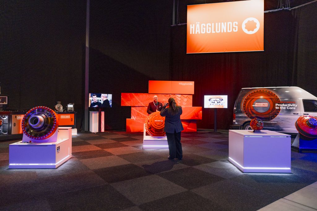 BoschRexroth 5 dec 2023 Fotograf Karin Boo 35 1024x683 4 - I början av december gjorde vi på uppdrag av och tillsammans med Ratius ett trevligt B2B-event på Scandinavian Expo Arlanda. Bosch bjöd in sina största svenska kunder till en intern mässa för att visa upp sina viktigaste affärsområden. Vår leverans kröntes av en 20m² stor LED-skärm, diverse högbyggda beMatrix-väggar, konferensljudsystem och en storskalig och effektfull ljussättning.