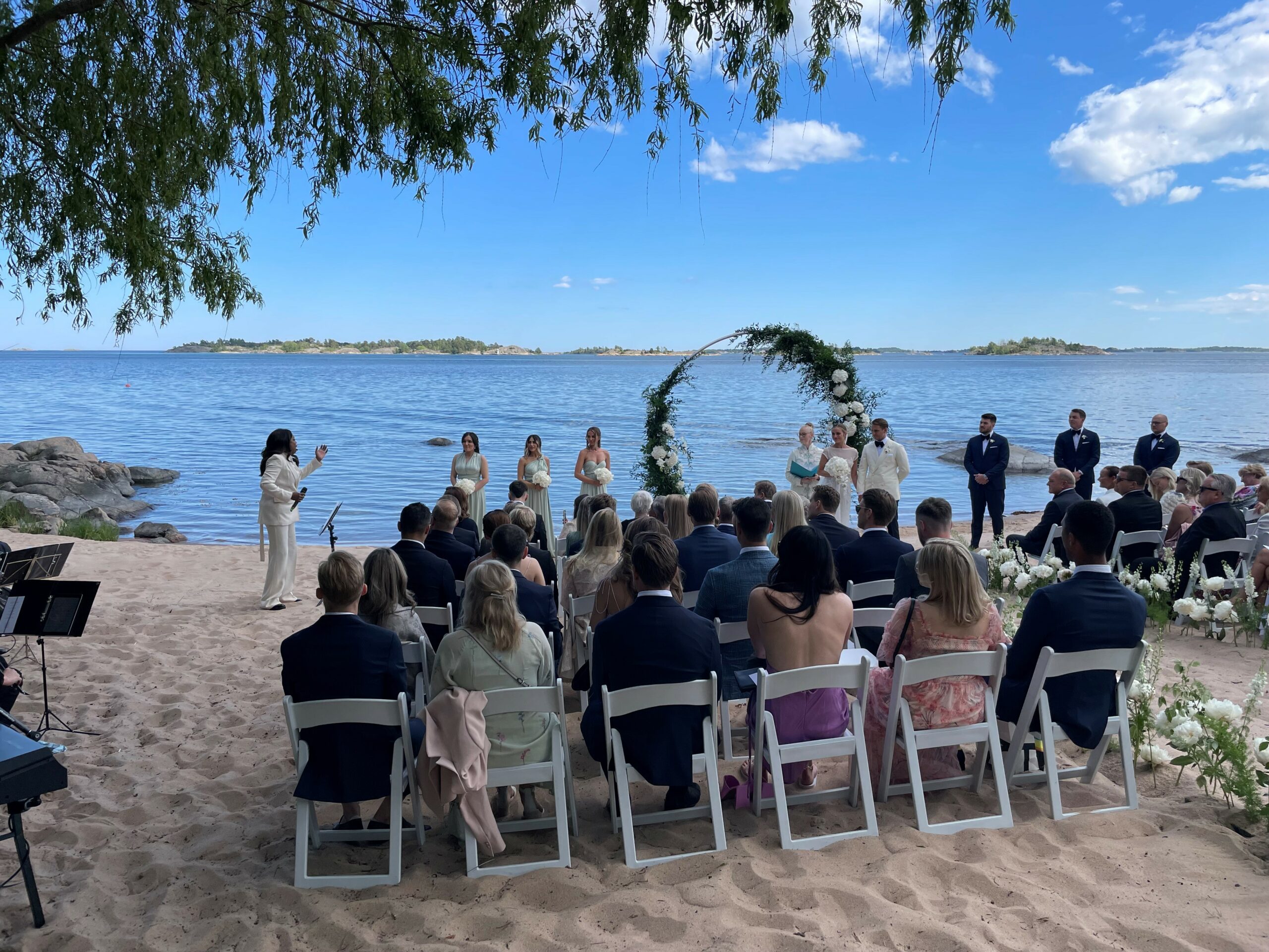 Brollop Arkosund LaGaylia 2022 a scaled - En bolagsstämma, eller årsstämma som det också kallas, kan arrangeras i många olika miljöer. Hos Eventkraft hittar du allt du behöver för att skapa en bra inramning oavsett vilken lokal det gäller. Vi har effektiva hjälpmedel för att  förmedla ett tydligt budskap under stämman - så att man ser och hör på bästa sätt. Vi är vana att jobba i allt från idrottsarenor, mässhallar, konferenslokaler, aulor och fabrikslokaler i dessa sammanhang.