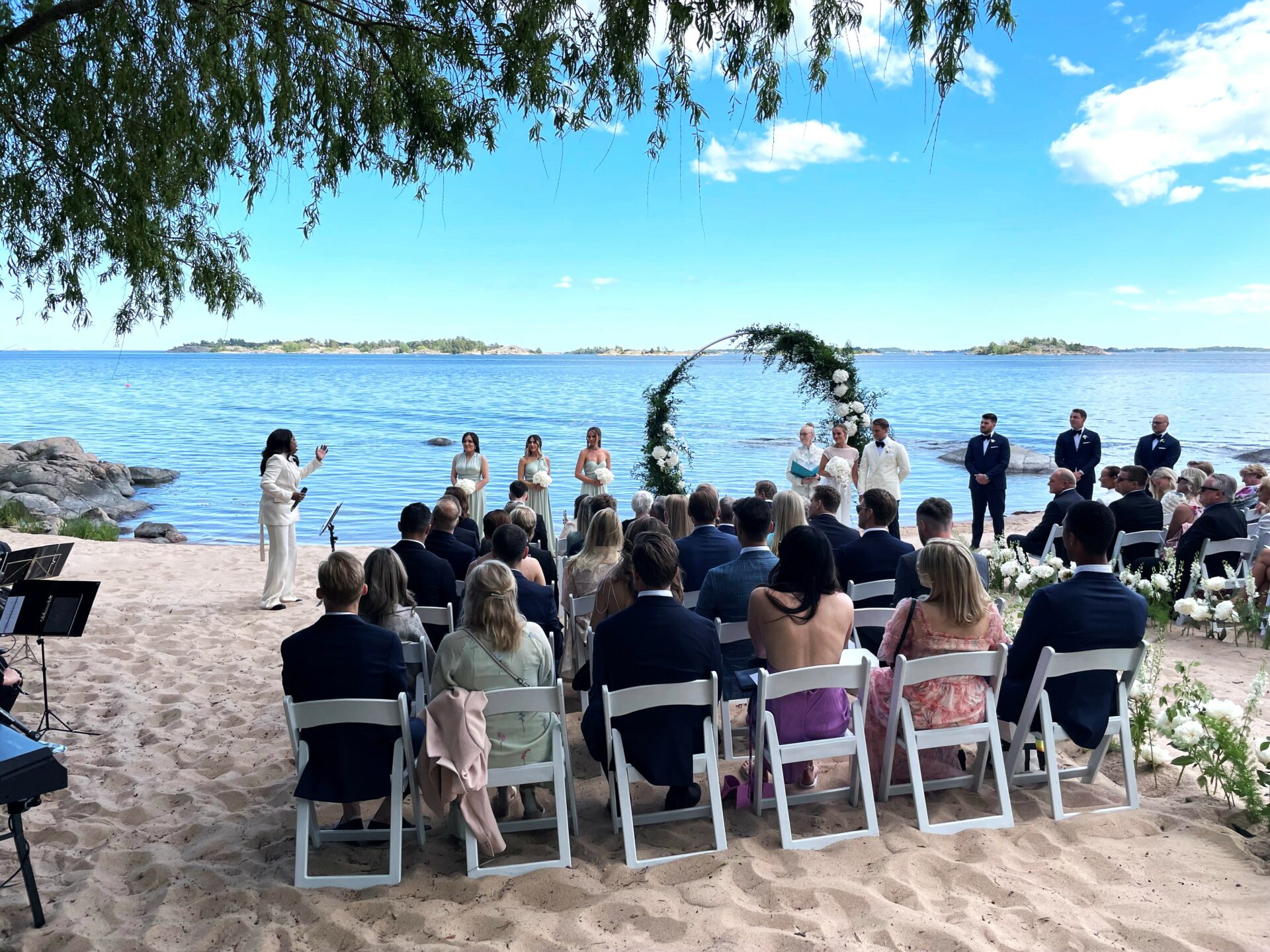 Brollop Arkosund LaGaylia 2022 a edit - Eventkraft hjälper gärna till vid arrangemang av bröllopsfester. Inte nog med att vi bokar artister och underhållning som kan bidra till en minnesvärd fest, vi har även en stor mängd utrustning som kan hyras för att förbättra festens förutsättningar.