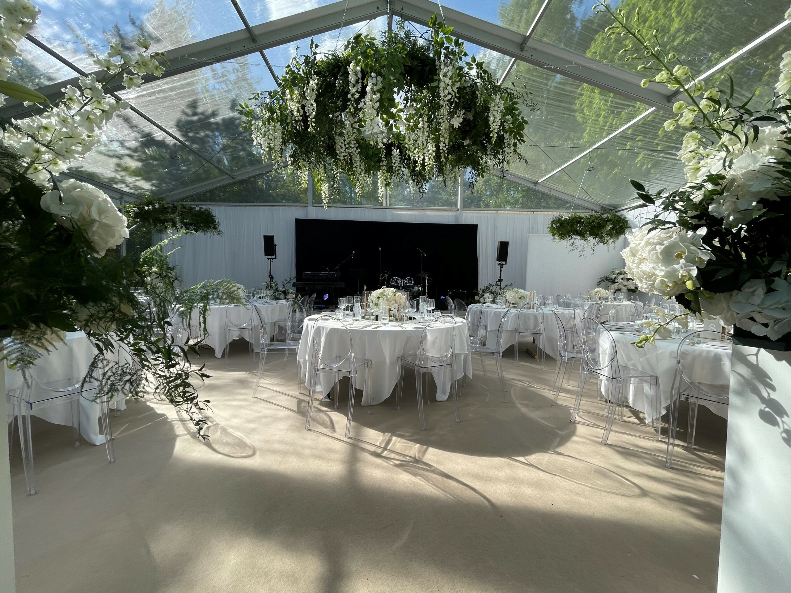 Brollop Arkosund LaGaylia 2022 b scaled - Eventkraft hjälper gärna till vid arrangemang av bröllopsfester. Inte nog med att vi bokar artister och underhållning som kan bidra till en minnesvärd fest, vi har även en stor mängd utrustning som kan hyras för att förbättra festens förutsättningar.