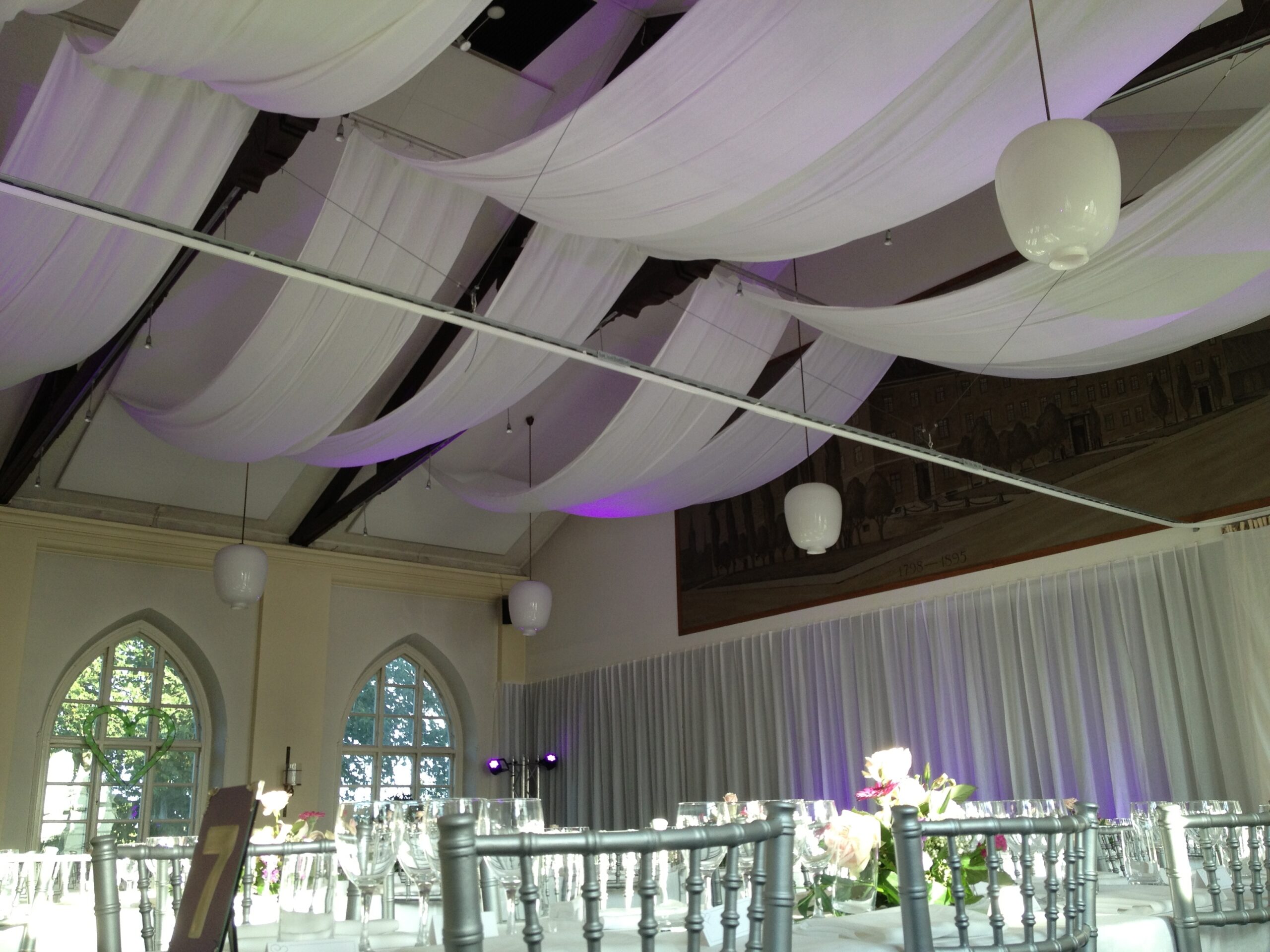 Brollp gbg aug2012 scaled - Eventkraft hjälper gärna till vid arrangemang av bröllopsfester. Inte nog med att vi bokar artister och underhållning som kan bidra till en minnesvärd fest, vi har även en stor mängd utrustning som kan hyras för att förbättra festens förutsättningar.