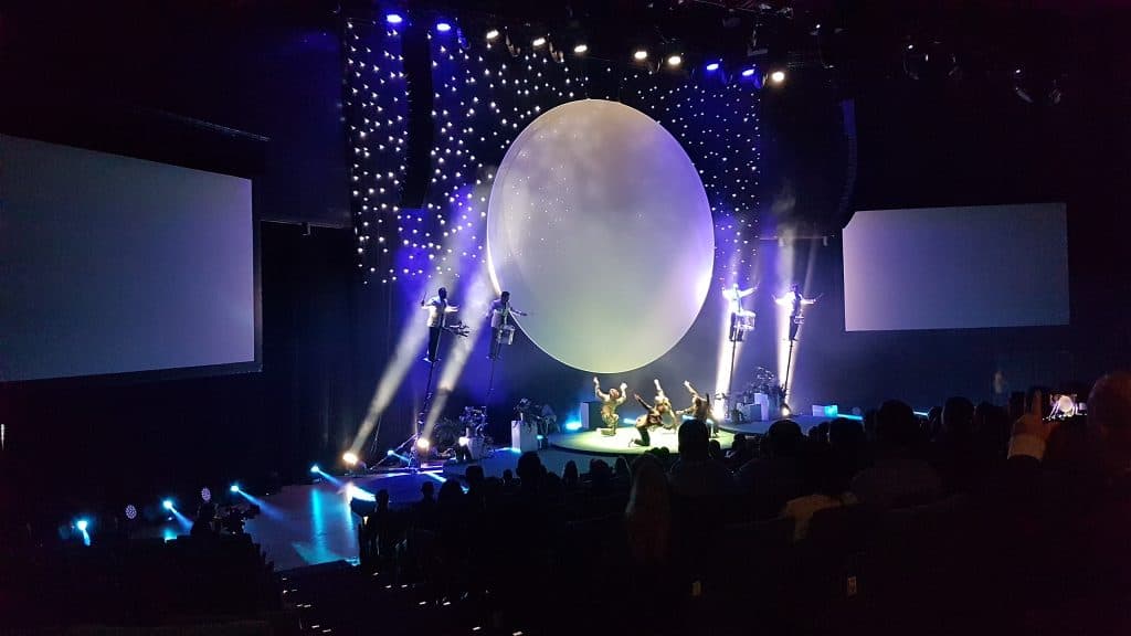 ConRytmo2 - Eventkraft har genom åren hjälpt många föreningar och företag att genomföra olika idrotts-event. Förutom att hyra ut ljudsystem till matcher och tävlingar, som kanske är det vanligaste behovet, så är vi också ofta anlitade för att förhöja upplevelsen av arrangemanget med olika typer av effekter och belysning. I samband med t.ex. spelar-entréer (s.k. match-intron), line up’er och prisutdelningar vill man ofta skapa lite extra show-känsla. I sådana sammanhang efterfrågas även produkter som scener, pyroteknik, konfetti, kolsyra, eldkastare och andra specialeffekter. Vi kan också bidra med vår långa erfarenhet av publika arrangemang, shower och liknande på ett sätt som säkerställer att effekterna Du bokar inte blir bortkastade. Våra tekniker och projektledare kan mycket om detta och har ofta gott om idéer, och är man riktigt seriös kan man också boka en producent som är med och tittar på alla detaljer i samband med ett event. Många gånger blir även våra artister och konferencierer/programledare inblandade vid sådana här tillställningar. Förutom direkt match-/sportrelaterade lösningar hjälper vi även till vid idrottsgalor, jubileum, ceremonier, mottagningar o.s.v.