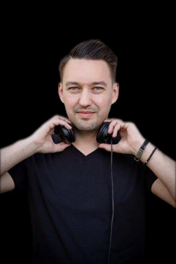 DJ DennisKha - DJ Dennis Kha kommer från Växjö. Han har spelat sedan 2000 och är en discjockey som kan hantera både den äldre och den nyare musiken galant.