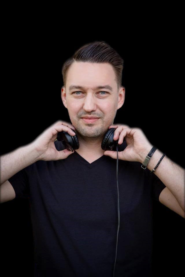 DJ DennisKha - Sångaren, låtskrivaren och gitarristen Elie Sandberg är mannen bakom Elie & the Engine. Här blandas world beat med rock och folkmusik. Förutom egna låtar kan kunden förvänta sig låtar utav av Peter Gabriel, Paul Simon, Johnny Clegg och Sting. 