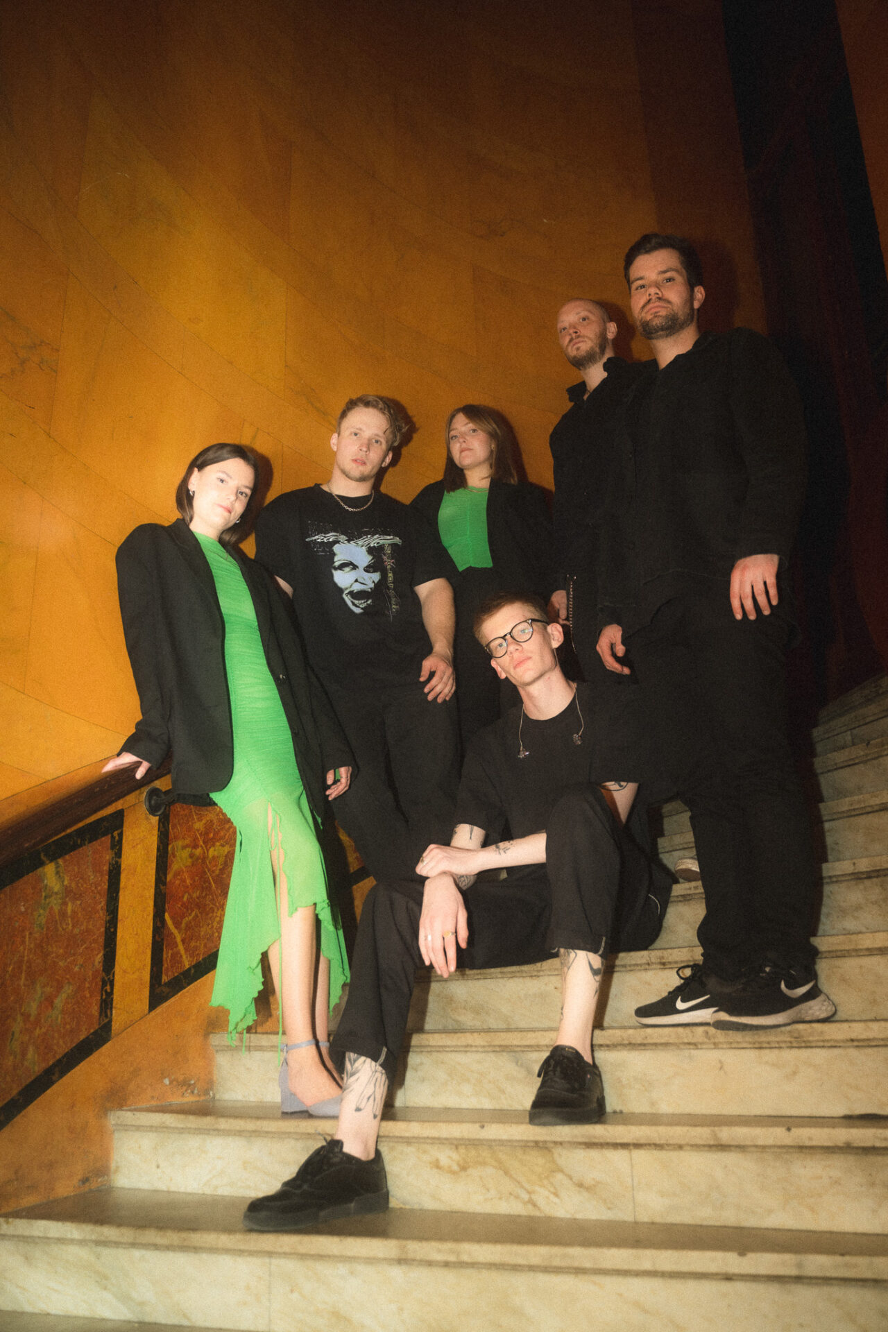 JUNI - Juni är coverbandet på sex medlemmar som möttes i sin delade passion för att stå på scen och sprida glädje. Deras gemensamma meritlista är lång: företagsevent, turnéer i Sverige och Europa, samt diverse proffsproduktioner med olika artister. Juni är bandet som lyser upp er företagsfest, event eller privatfest och ger er en upplevelse ni sent kommer att glömma. De garanterar framträdanden på absolut proffsnivå och arbetar aktivt för att anpassa sig efter era önskemål. DSC00058 kopia - Juni är coverbandet på sex medlemmar som möttes i sin delade passion för att stå på scen och sprida glädje. Deras gemensamma meritlista är lång: företagsevent, turnéer i Sverige och Europa, samt diverse proffsproduktioner med olika artister. Juni är bandet som lyser upp er företagsfest, event eller privatfest och ger er en upplevelse ni sent kommer att glömma. De garanterar framträdanden på absolut proffsnivå och arbetar aktivt för att anpassa sig efter era önskemål.