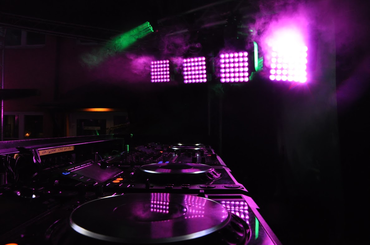 DSC 0583 - Börja gärna med att läsa igenom vår prisguide över vad man bör tänka på när man bokar artister och underhållning. För att få en ungefärlig uppfattning om vad olika sorters underhållning kan kosta i samband med ett event så presenterar vi olika typer av underhållning nedan. Vi har även sammanställt en lite förenklad prisguide över de mest vanliga formerna av underhållning. Kika gärna på denna och hör av dig med önskemål om underhållning i en prisklass som du känner passar för ditt event!