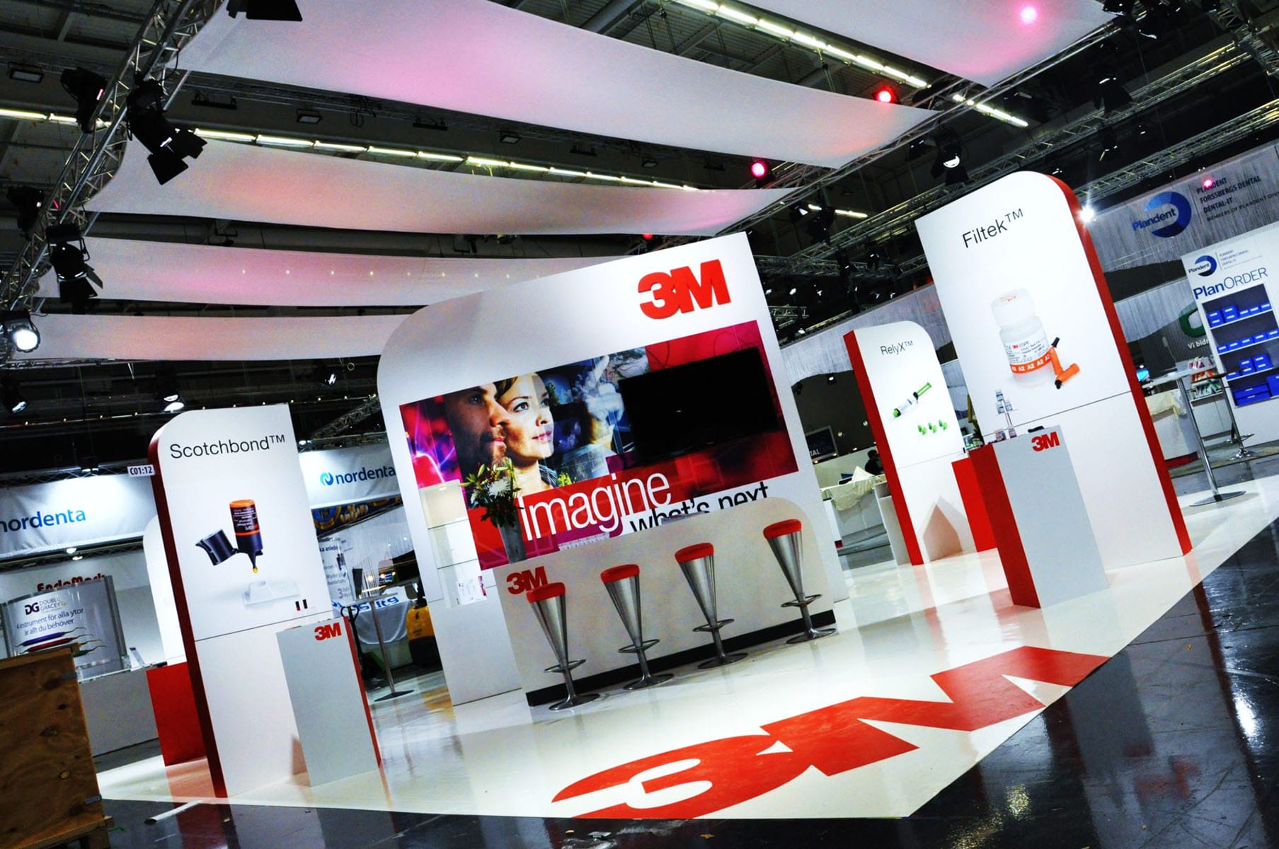 DSC 0974 1920x1275 1 - En bolagsstämma, eller årsstämma som det också kallas, kan arrangeras i många olika miljöer. Hos Eventkraft hittar du allt du behöver för att skapa en bra inramning oavsett vilken lokal det gäller. Vi har effektiva hjälpmedel för att  förmedla ett tydligt budskap under stämman – så att man ser och hör på bästa sätt. Vi är vana att jobba i allt från idrottsarenor, mässhallar, konferenslokaler, aulor och fabrikslokaler i dessa sammanhang.