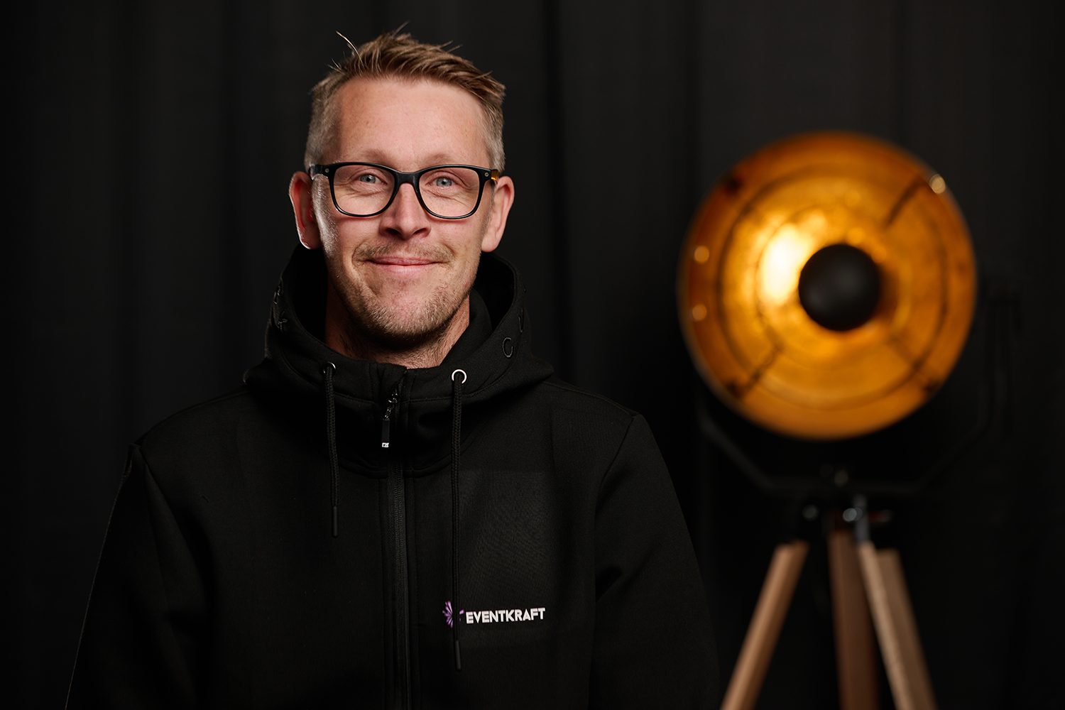 DSC 3124 eventkraft20230920 - Ljusfestivalen Human Lights i Jönköping är en internationell sammankomst för ljus- och ljudkonst som äger rum på Råslätt. Festivalen fokuserar på att skapa en känsla av gemenskap genom platsspecifika konstverk som integreras i den urbana miljön och naturen. Konstverken skapas av internationella konstnärer i samarbete med lokalbefolkningen, inklusive barn och unga, genom workshops och interaktiva installationer. Initiativtagare och konstnärlig ledare är Dulce Ahlberg känd från projektet Island of Light i Smögen.