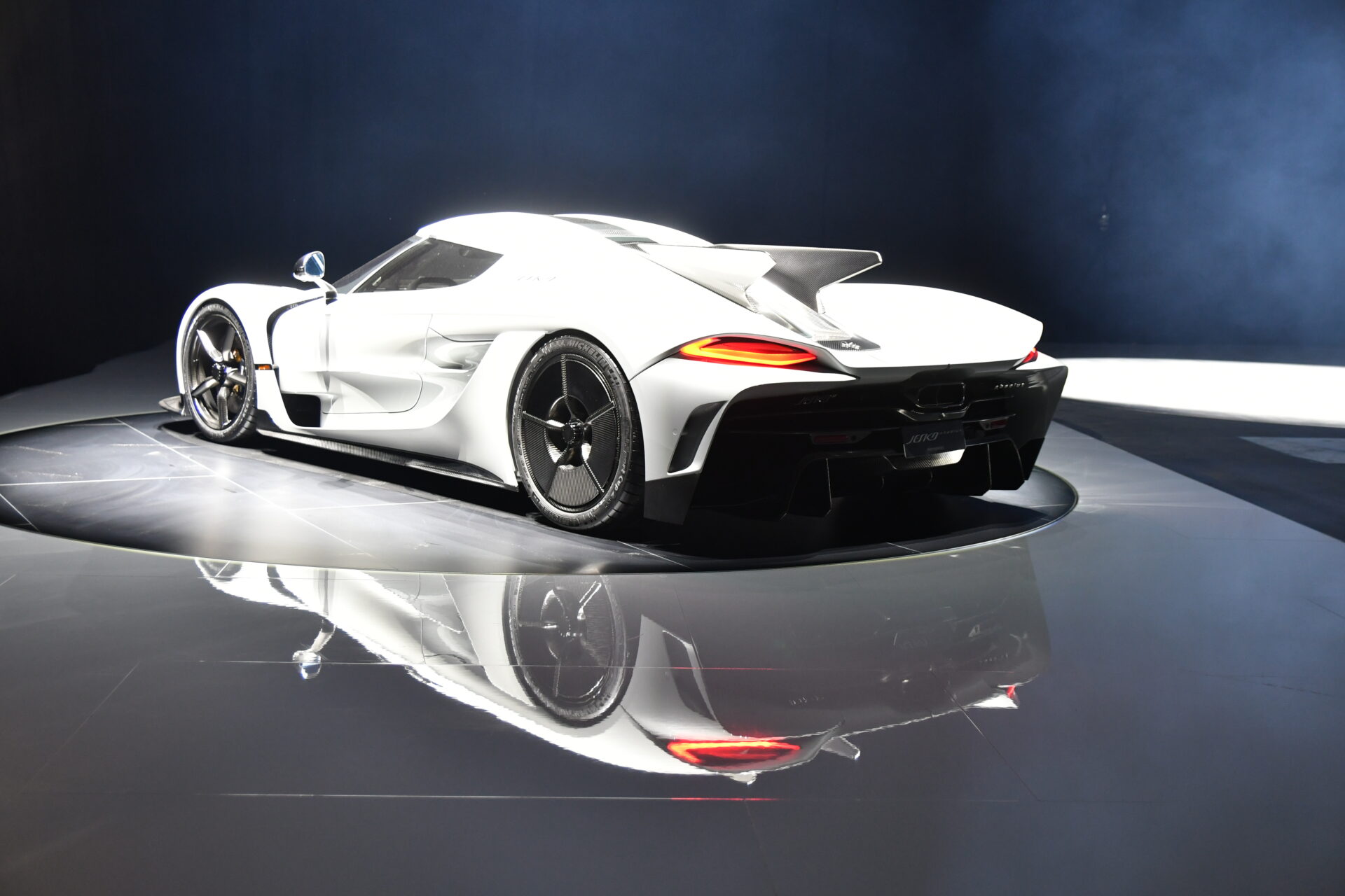 DSC 4120 - Oavsett om du planerar en exklusiv produktlansering av en ny bilmodell eller en imponerande monter på ett bilexpo, ser vi till att varje detalj är optimerad för att framhäva din bils innovation, stil och prestanda. Med kreativ belysning som lyfter fram linjer och design, kraftfullt ljud som förstärker känslan av rörelse, och tekniska lösningar som imponerar, skapar vi en miljö som låter dina bilar ta centrum i rampljuset.