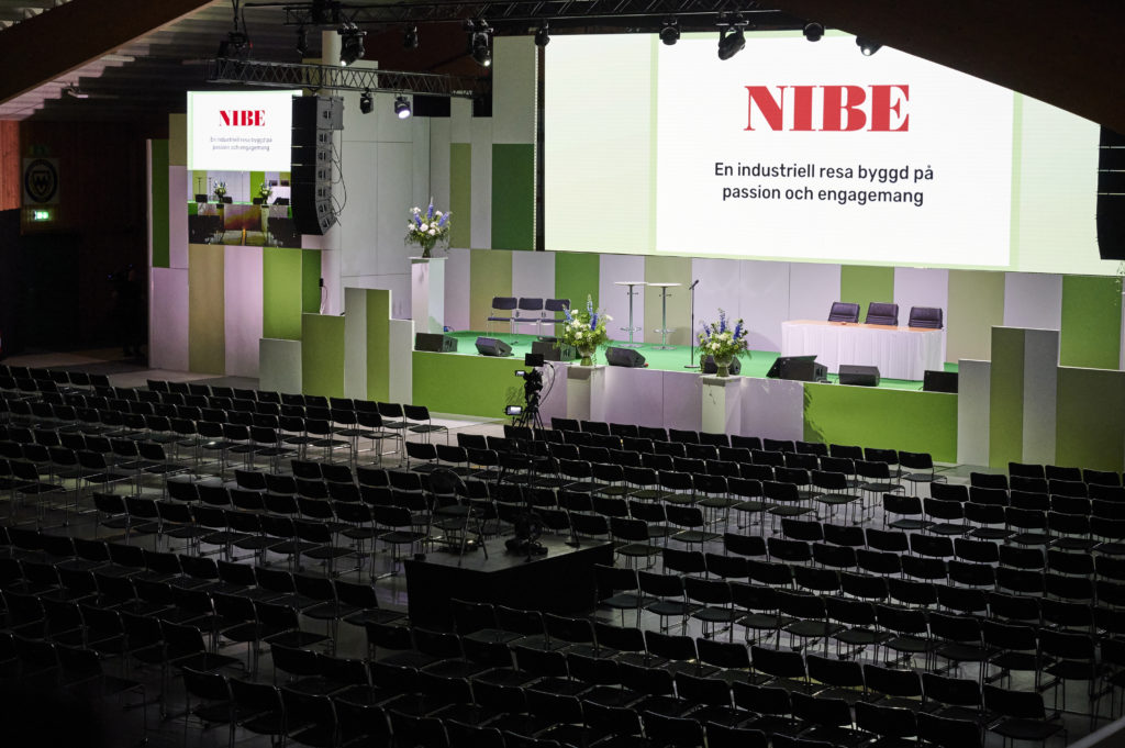 DSC 6434 nibe 1024x681 1 - En bolagsstämma, eller årsstämma som det också kallas, kan arrangeras i många olika miljöer. Hos Eventkraft hittar du allt du behöver för att skapa en bra inramning oavsett vilken lokal det gäller. Vi har effektiva hjälpmedel för att  förmedla ett tydligt budskap under stämman – så att man ser och hör på bästa sätt. Vi är vana att jobba i allt från idrottsarenor, mässhallar, konferenslokaler, aulor och fabrikslokaler i dessa sammanhang.