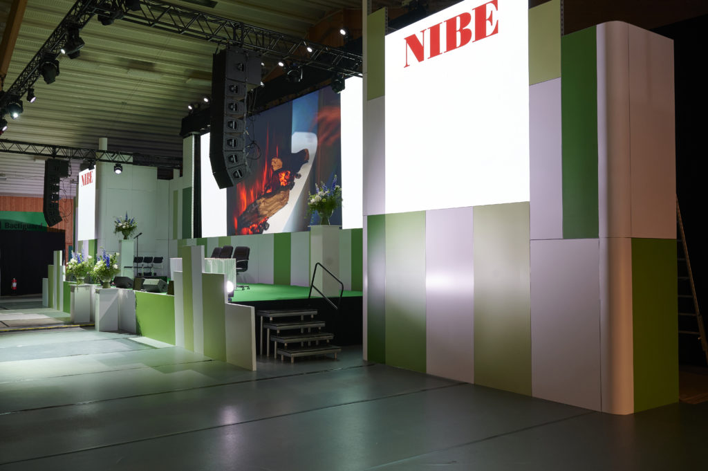 Nibe årsstämma & 70-årsjubileum - Nibe Industrier kontaktade Eventkraft för att få hjälp med genomförandet av sin årsstämma. Efter pandemin kunde man återuppta en publik stämma, men man ville också ha en viss förändring mot tidigare års upplägg och utseende. DSC 6486 nibe 1024x681 2 - Nibe Industrier kontaktade Eventkraft för att få hjälp med genomförandet av sin årsstämma. Efter pandemin kunde man återuppta en publik stämma, men man ville också ha en viss förändring mot tidigare års upplägg och utseende.