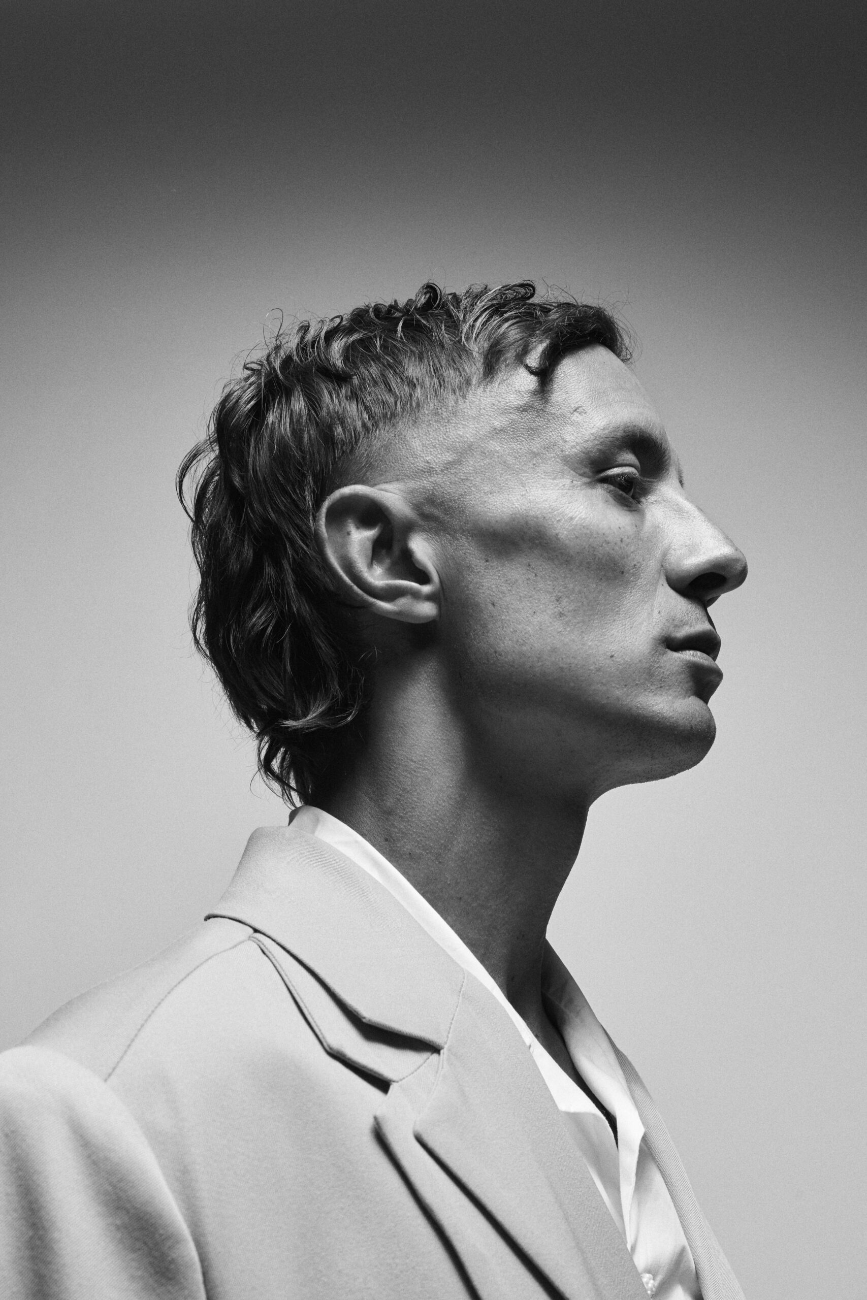 Daniel Adams Ray scaled - Han är en mästare på sitt yrkesval med ”svart bälte i humor”. Förutom stand-up konstruerar han spel, skriver text & musik och har släppt en egen skiva. Hemmaarenan för stand up heter förstås Norra Brunn, men Thomas ses också framträda över hela landet med diverse turnékoncept och i rutan har synts på såväl svensk som finsk television. Hans stand up kan sammanfattas som smart och intelligent – och han är en mästare på att hitta det absurda i olika situationer. Specialiteten är udda och gärna lite politiskt inkorrekta slutsatser. Thomas är även väldigt musikalisk och Ni har säkert sett honom i ”Singa a long” på TV3 och Stockholm Live! Vill Du boka Thomas Järvheden? 