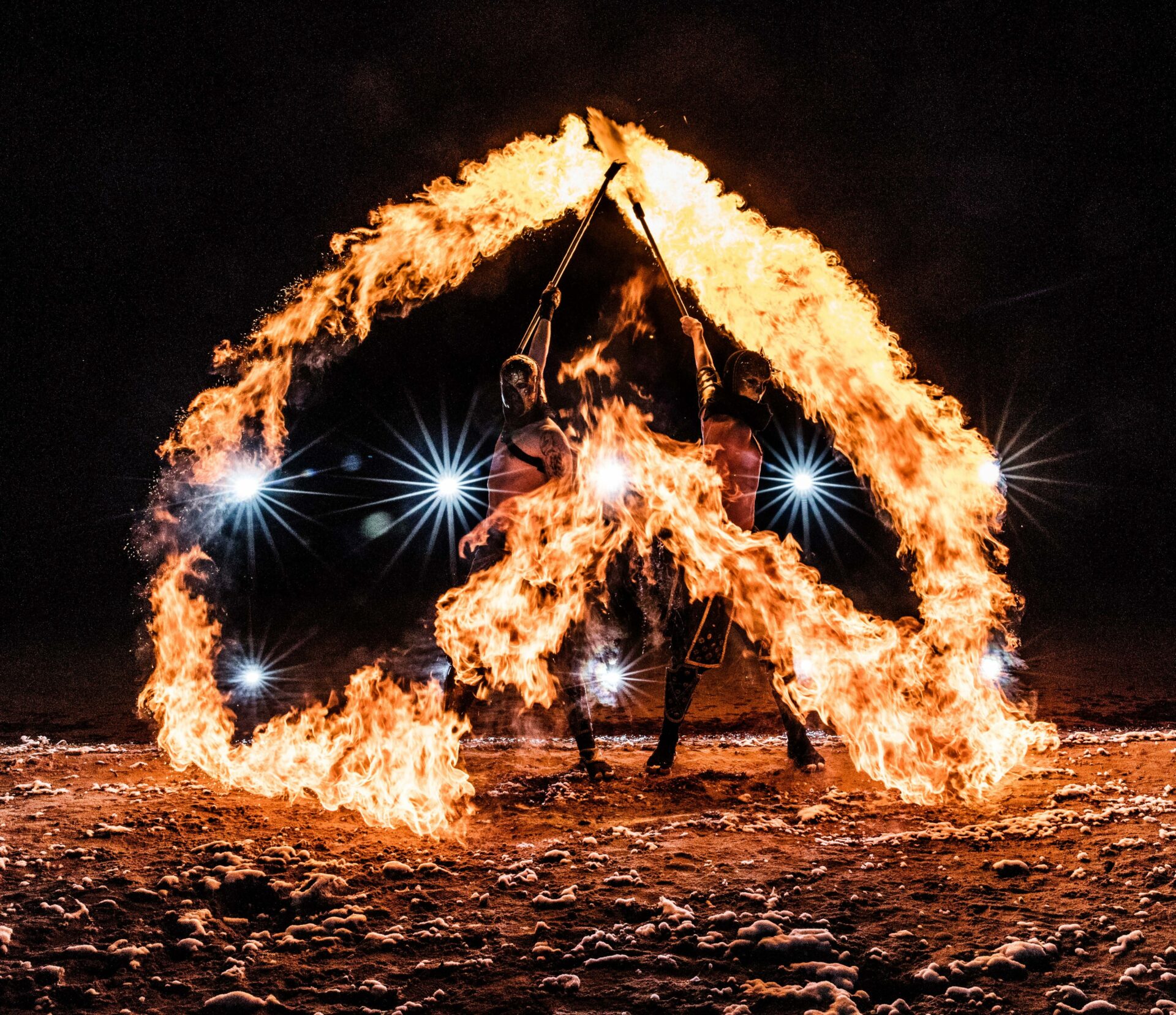 IGNITED – gnistrande eldshower - När du bokar IGNITED så bokar du mer än en vanlig eldshow. IGNITED har medverkat i många olika sammanhang – från fasta showproduktioner till turnéer, företagsevent, mässor, bröllop, sportevenemang, festivaler, TV-sändningar m.m. Dom har lång erfarenhet av branschen och består av skickliga och engagerade artister som uppträtt runt om i hela Europa. Med IGNITED får Du en show fylld av spänning och elddiscipliner av mycket hög kvalité – det är en upplevelse utöver det vanliga! Ignited-eldshow
