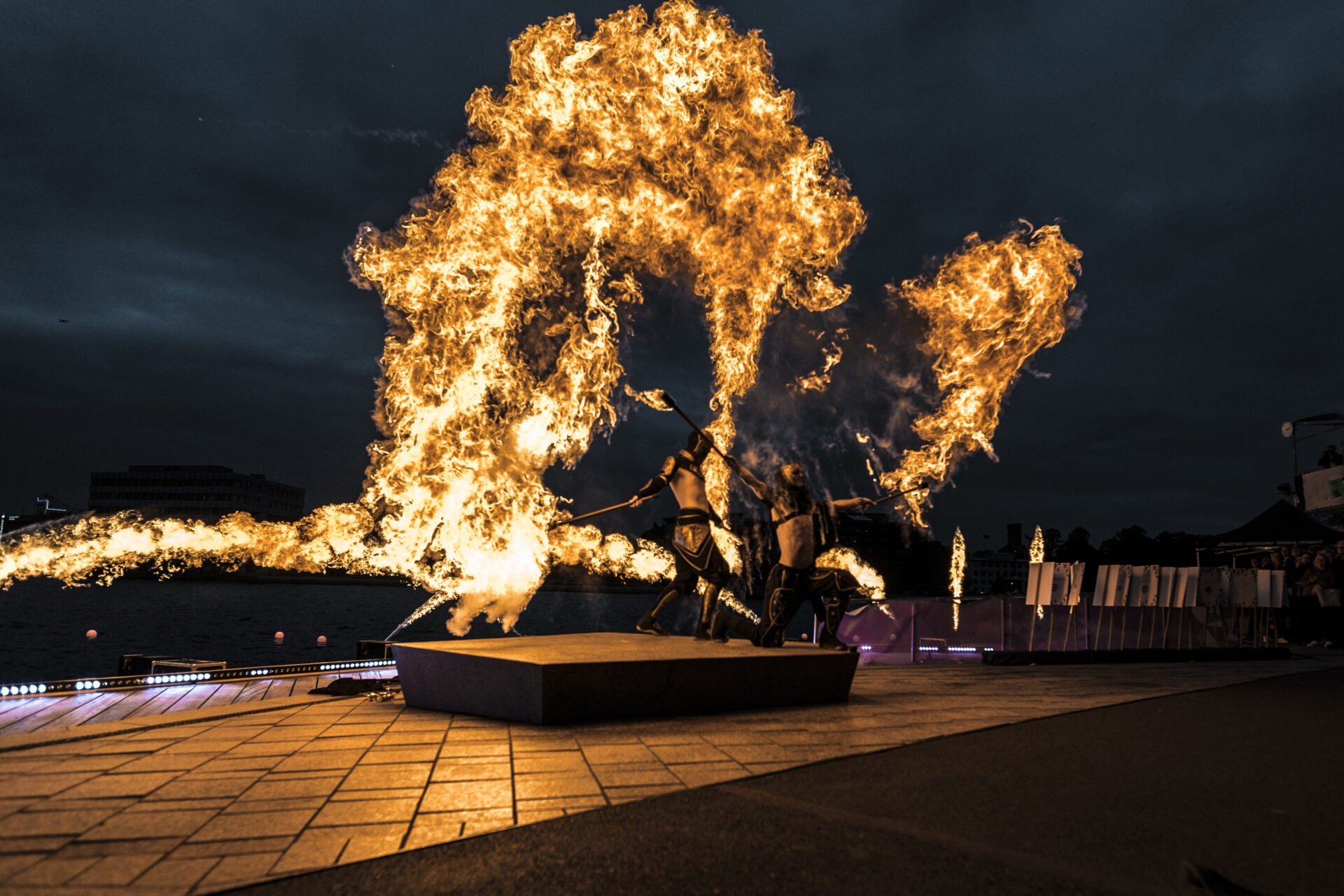 IGNITED – gnistrande eldshower - När du bokar IGNITED så bokar du mer än en vanlig eldshow. IGNITED har medverkat i många olika sammanhang – från fasta showproduktioner till turnéer, företagsevent, mässor, bröllop, sportevenemang, festivaler, TV-sändningar m.m. Dom har lång erfarenhet av branschen och består av skickliga och engagerade artister som uppträtt runt om i hela Europa. Med IGNITED får Du en show fylld av spänning och elddiscipliner av mycket hög kvalité – det är en upplevelse utöver det vanliga! Ignited-eldshow