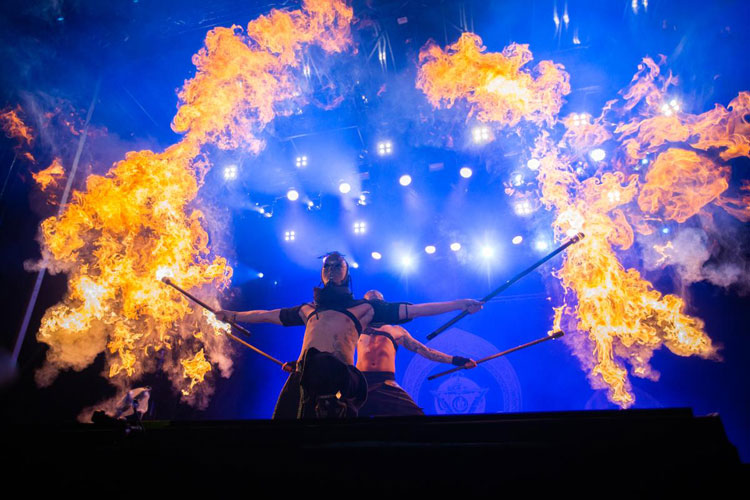 IGNITED – gnistrande eldshower - När du bokar IGNITED så bokar du mer än en vanlig eldshow. IGNITED har medverkat i många olika sammanhang – från fasta showproduktioner till turnéer, företagsevent, mässor, bröllop, sportevenemang, festivaler, TV-sändningar m.m. Dom har lång erfarenhet av branschen och består av skickliga och engagerade artister som uppträtt runt om i hela Europa. Med IGNITED får Du en show fylld av spänning och elddiscipliner av mycket hög kvalité – det är en upplevelse utöver det vanliga! Ignited-eldshow