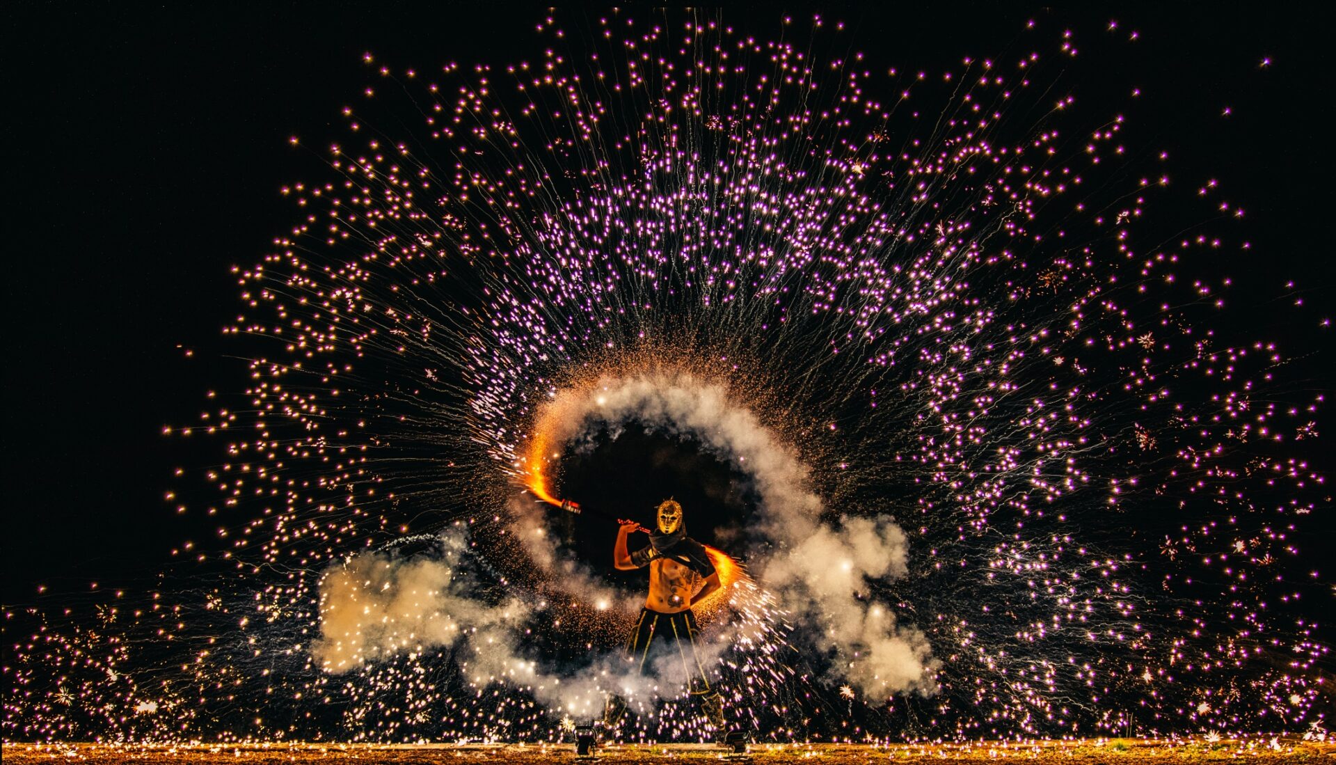 IGNITED – gnistrande eldshower - När du bokar IGNITED så bokar du mer än en vanlig eldshow. IGNITED har medverkat i många olika sammanhang – från fasta showproduktioner till turnéer, företagsevent, mässor, bröllop, sportevenemang, festivaler, TV-sändningar m.m. Dom har lång erfarenhet av branschen och består av skickliga och engagerade artister som uppträtt runt om i hela Europa. Med IGNITED får Du en show fylld av spänning och elddiscipliner av mycket hög kvalité – det är en upplevelse utöver det vanliga! Ignited-eldshow