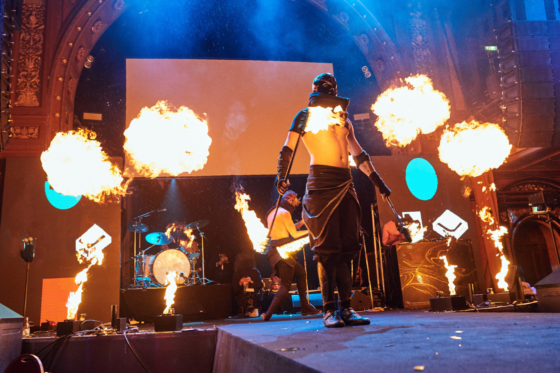 IGNITED – gnistrande eldshower - När du bokar IGNITED så bokar du mer än en vanlig eldshow. IGNITED har medverkat i många olika sammanhang – från fasta showproduktioner till turnéer, företagsevent, mässor, bröllop, sportevenemang, festivaler, TV-sändningar m.m. Dom har lång erfarenhet av branschen och består av skickliga och engagerade artister som uppträtt runt om i hela Europa. Med IGNITED får Du en show fylld av spänning och elddiscipliner av mycket hög kvalité – det är en upplevelse utöver det vanliga! Ignited-eldshow