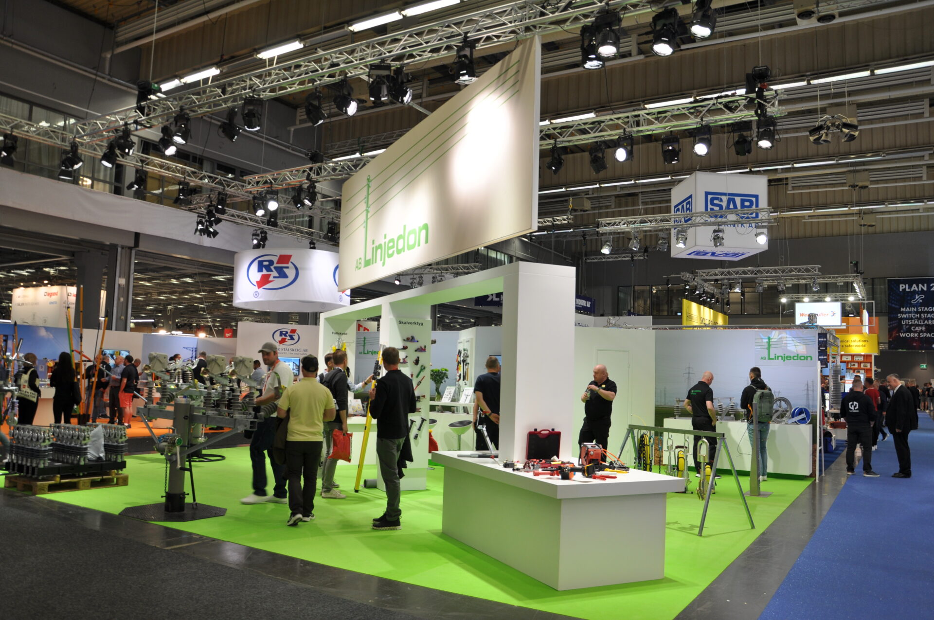 Elfack 2023 Linhedon - Elektrifiering och digitalisering är nyckelområden inom den pågående samhällsomställningen. Elfack är Skandinaviens viktigaste mässa inom detta område. Därför inte helt förvånande att det blir en hel del ganska avancerad utställar-teknik till montrarna på denna mässa.