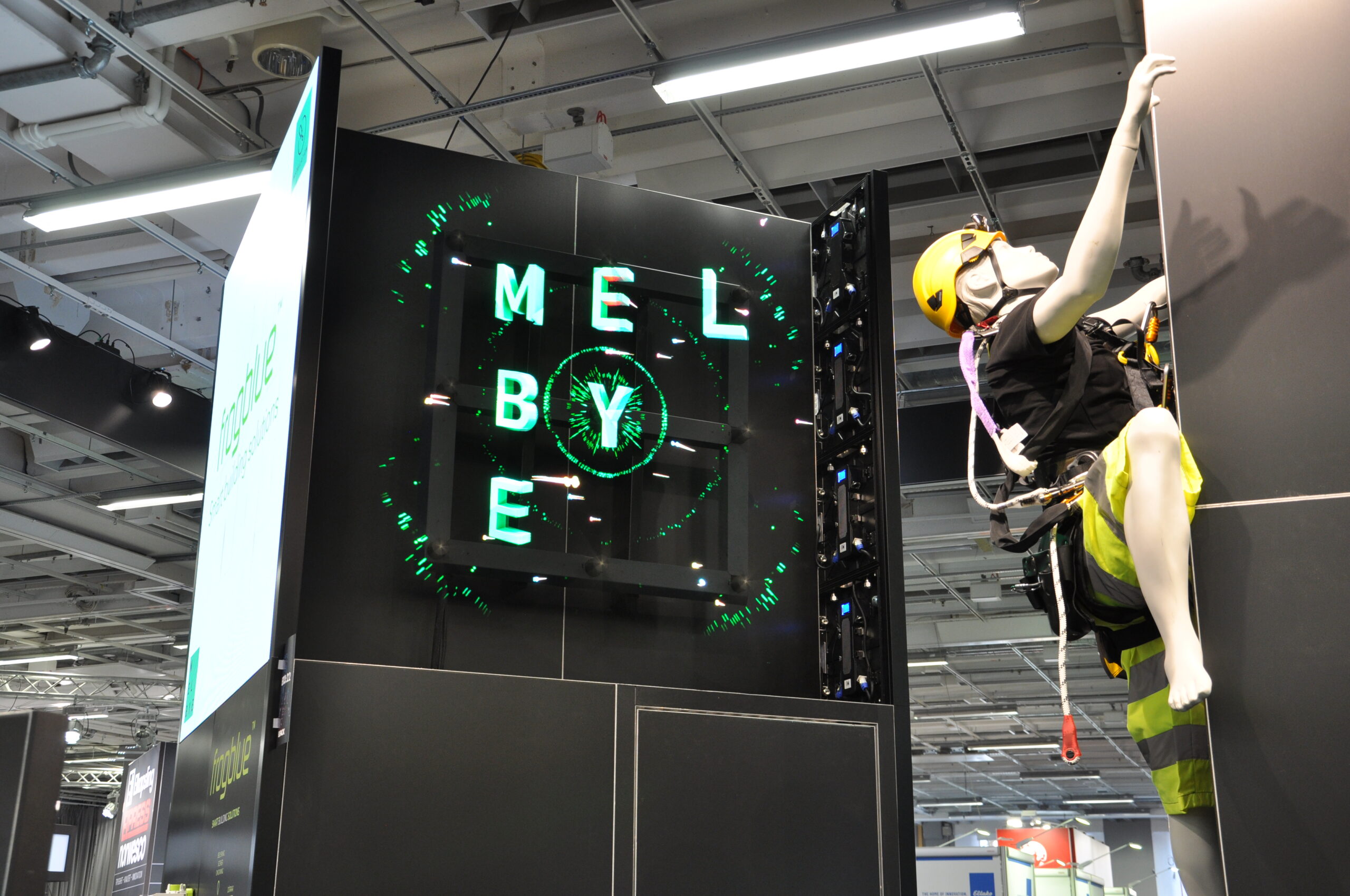 Elfack 2023 Mellbye scaled - HYPERVSN SmartV är en innovativ lösning för att skapa, hantera och visa högupplöst 2D- och 3D-innehåll på ett nytt spännande sätt, som får objekten att se ut som dom svävar fritt i luften. Här hittar du tekniken som behövs för att skapa ditt eget hologram.