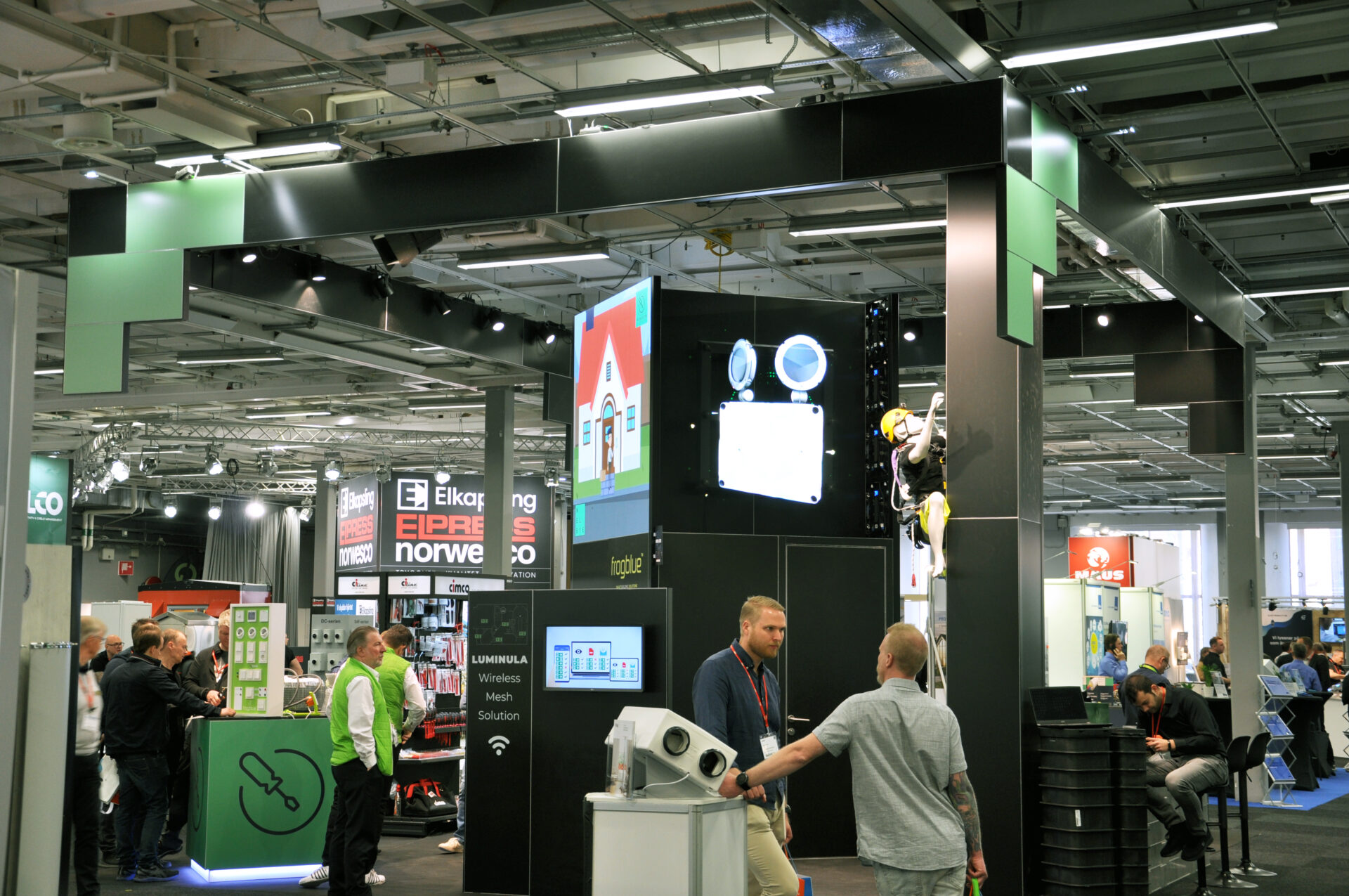 Elfack023 Mellbye b - Elektrifiering och digitalisering är nyckelområden inom den pågående samhällsomställningen. Elfack är Skandinaviens viktigaste mässa inom detta område. Därför inte helt förvånande att det blir en hel del ganska avancerad utställar-teknik till montrarna på denna mässa.