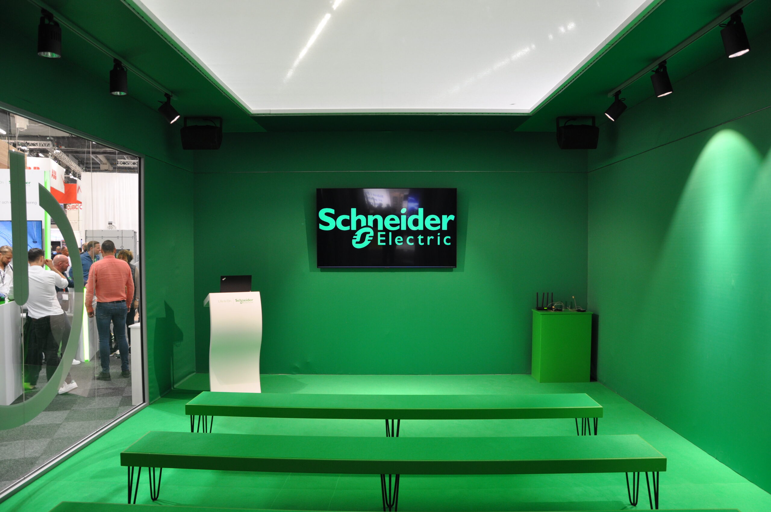 Elfack2023 Schneider 2 scaled - En bolagsstämma, eller årsstämma som det också kallas, kan arrangeras i många olika miljöer. Hos Eventkraft hittar du allt du behöver för att skapa en bra inramning oavsett vilken lokal det gäller. Vi har effektiva hjälpmedel för att  förmedla ett tydligt budskap under stämman – så att man ser och hör på bästa sätt. Vi är vana att jobba i allt från idrottsarenor, mässhallar, konferenslokaler, aulor och fabrikslokaler i dessa sammanhang.