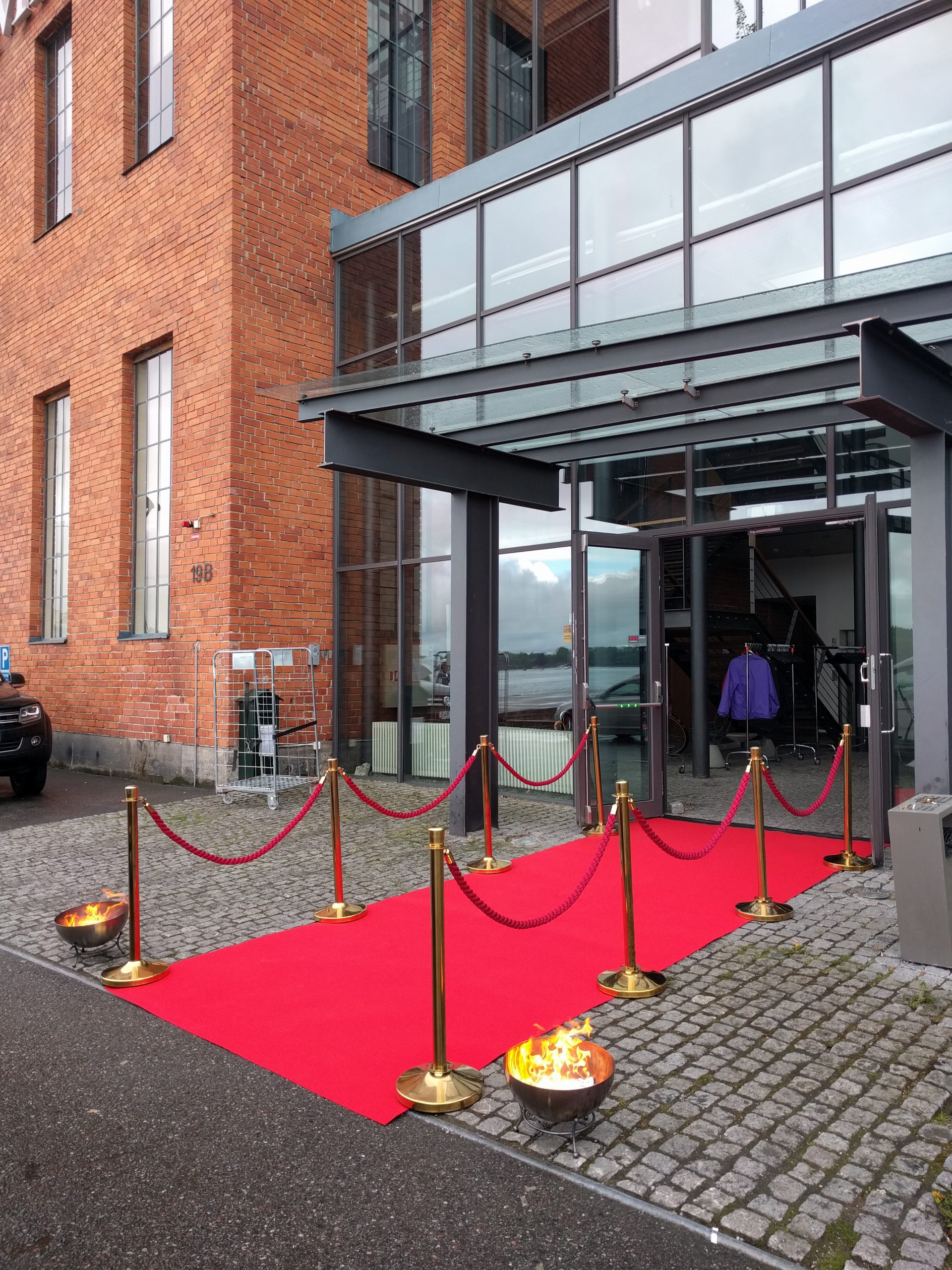 Nålfiltsmatta för mässa & event - COLOR - Nålfiltsmatta för mässa & event är en produkt som kan användas på ett enkelt och kostnadseffektiv sätt i de flesta sammanhang. Den finns i de flesta färger som man kan behöva och man kan få mattan levererad med eller utan skyddsplast. röd matta