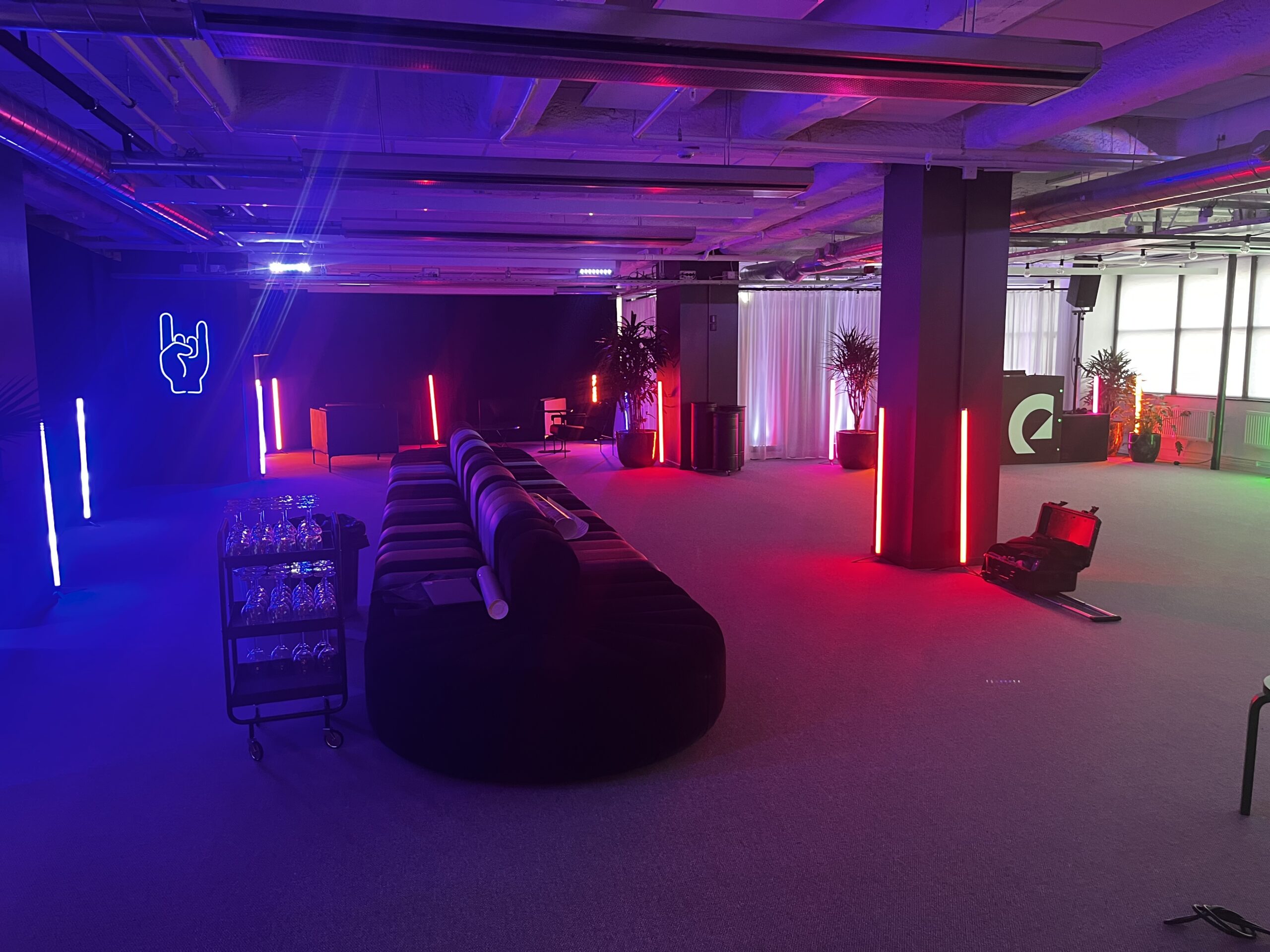 Astera Titan Tube - Astera Titan Tube är det ultimata LED-röret för ljusdesigners, filmskapare, TV-studior, mässor och andra kreativa sammanhang. Röret avger kraftfullt, dimmbart ljus med högkvalitativ färgåtergivning i miljontals färgnyanser och även olika nyanser av vitbalans. Precis som alla Astera-produkter så är detta en armatur som kan användas helt utan sladdar. Trådlös styrning och batterdrift med rejäl driftstid gör detta LED-rör till en mycket uppskattad ljuseffekt med imponerande ljusstyrka samtidigt som den är smidig, enkel och snabb att installera. AsteraTitanTube