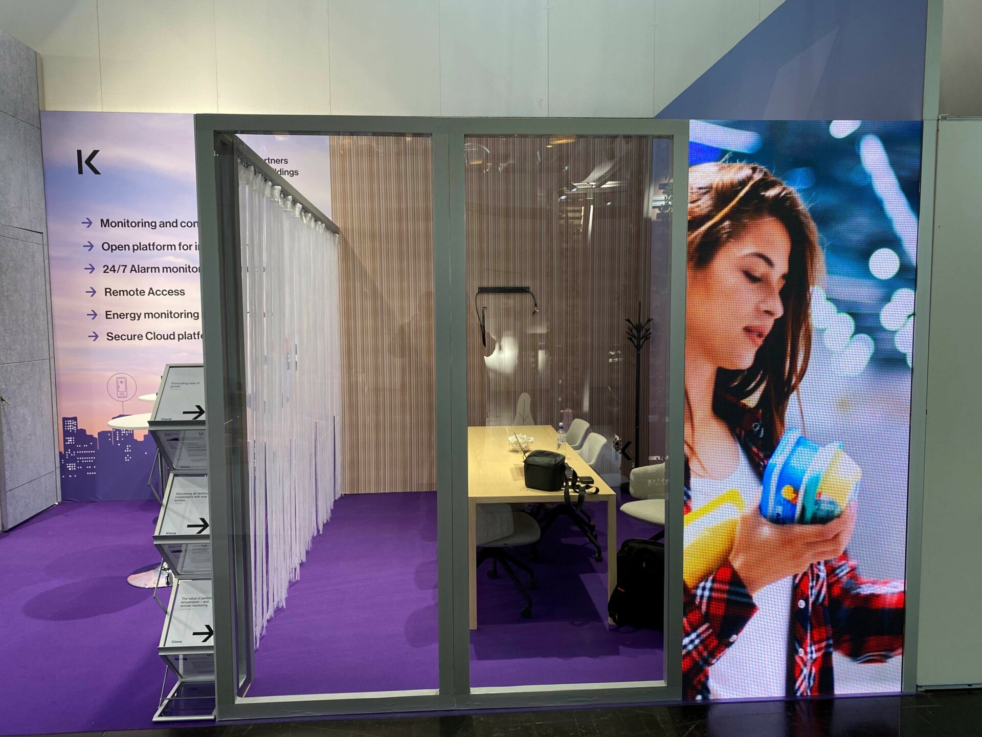 Euroshop Kiona 1 - Kiona är ett mellanstort svensk företag som arbetar med övervakningssystem för fastigheters el, temperatur, ventilation, larm, energi mm. Vi lärde känna det trevliga gänget första gången i samband med Nordbygg och fick sedan utökat förtroende när det var dags för den stora butiksmässan Euroshop i Tyskland.