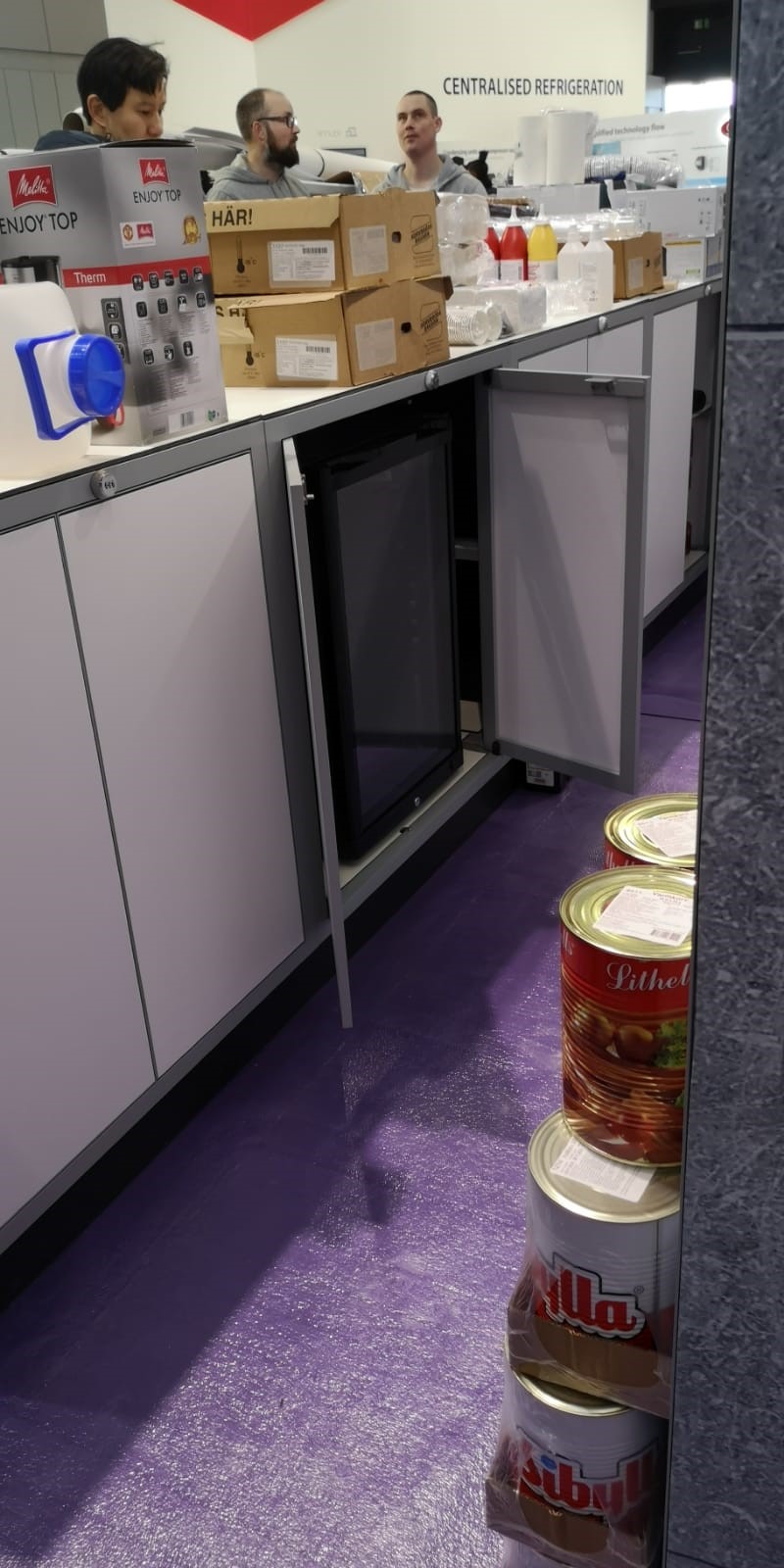 Euroshop Kiona 2 - Kiona är ett mellanstort svensk företag som arbetar med övervakningssystem för fastigheters el, temperatur, ventilation, larm, energi mm. Vi lärde känna det trevliga gänget första gången i samband med Nordbygg och fick sedan utökat förtroende när det var dags för den stora butiksmässan Euroshop i Tyskland.