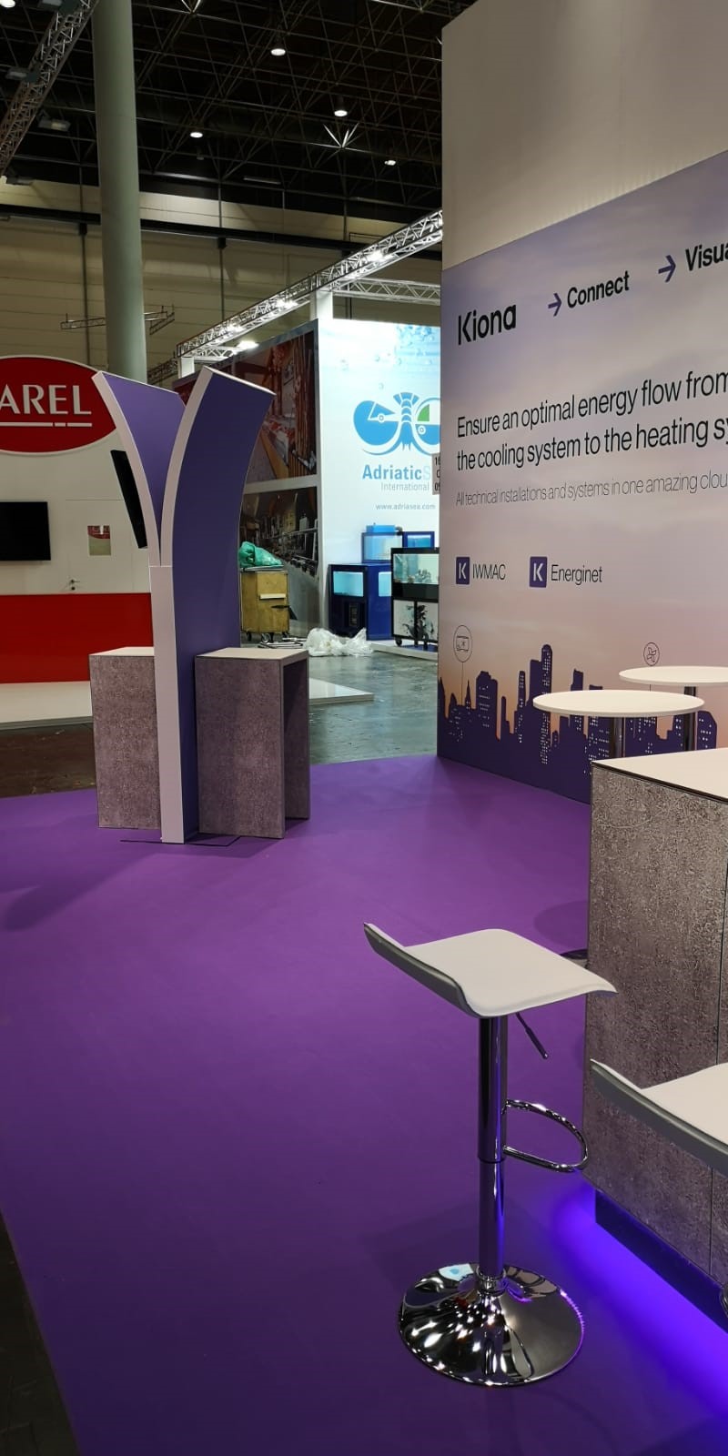 Euroshop Kiona 3 - Kiona är ett mellanstort svensk företag som arbetar med övervakningssystem för fastigheters el, temperatur, ventilation, larm, energi mm. Vi lärde känna det trevliga gänget första gången i samband med Nordbygg och fick sedan utökat förtroende när det var dags för den stora butiksmässan Euroshop i Tyskland.